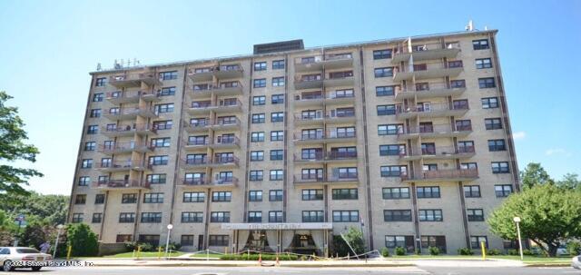 1000 Clove Road 10n Image 1