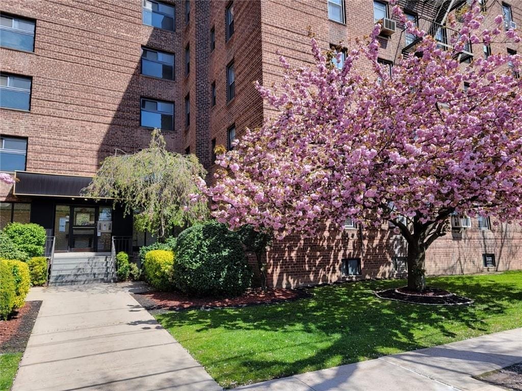 2209 Knapp Street 3G Image 1