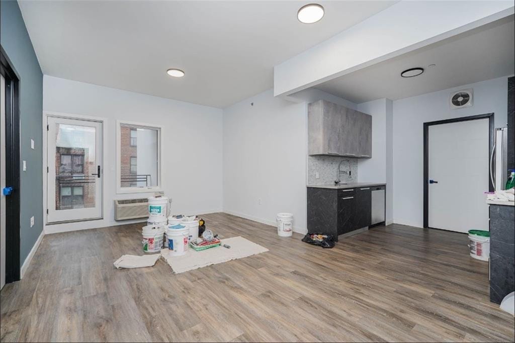 2733 East 12th Street 4K Image 2