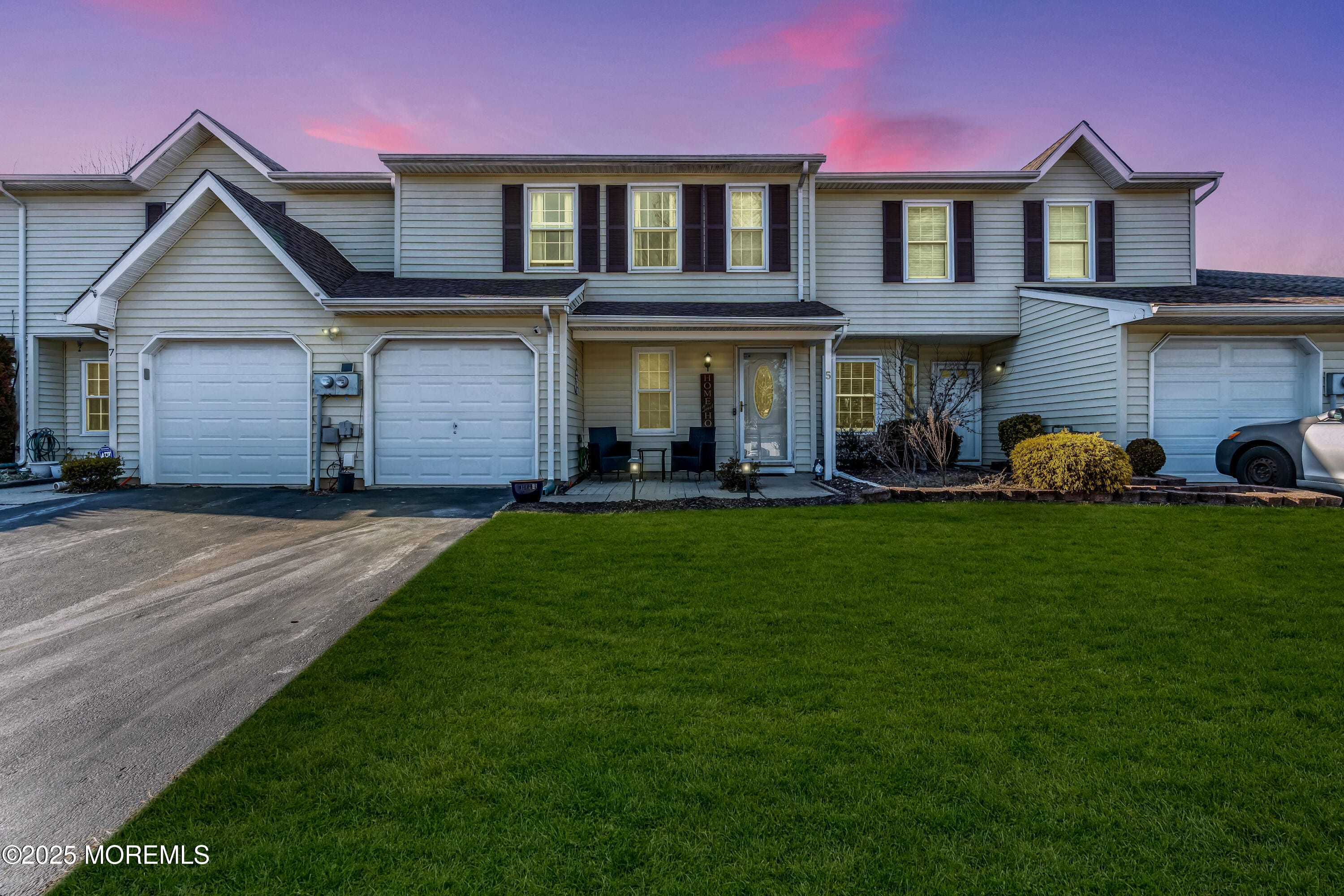 5 Breakwater Sq Square Image 1