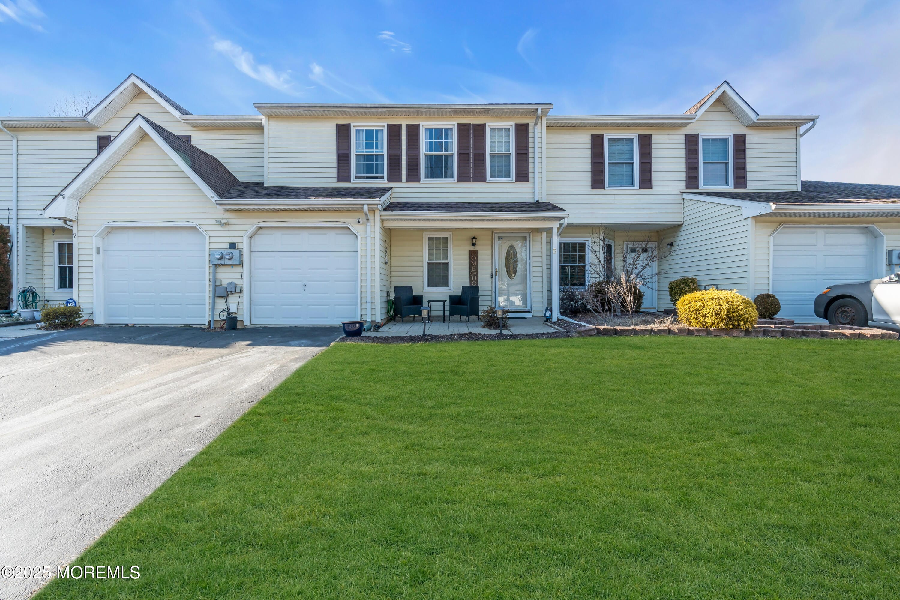 5 Breakwater Sq Square Image 2