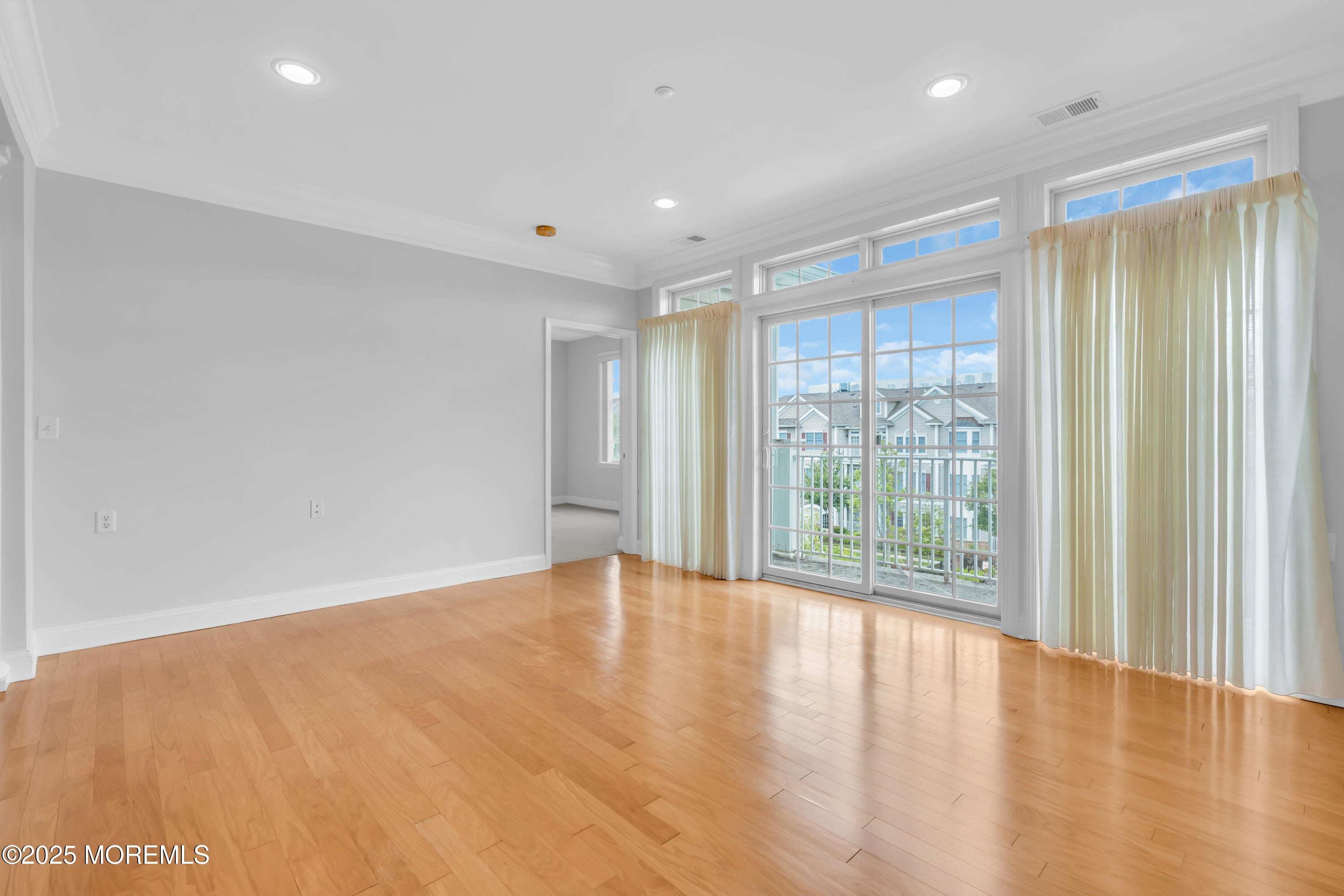 7 Centre Street 1303 Image 4