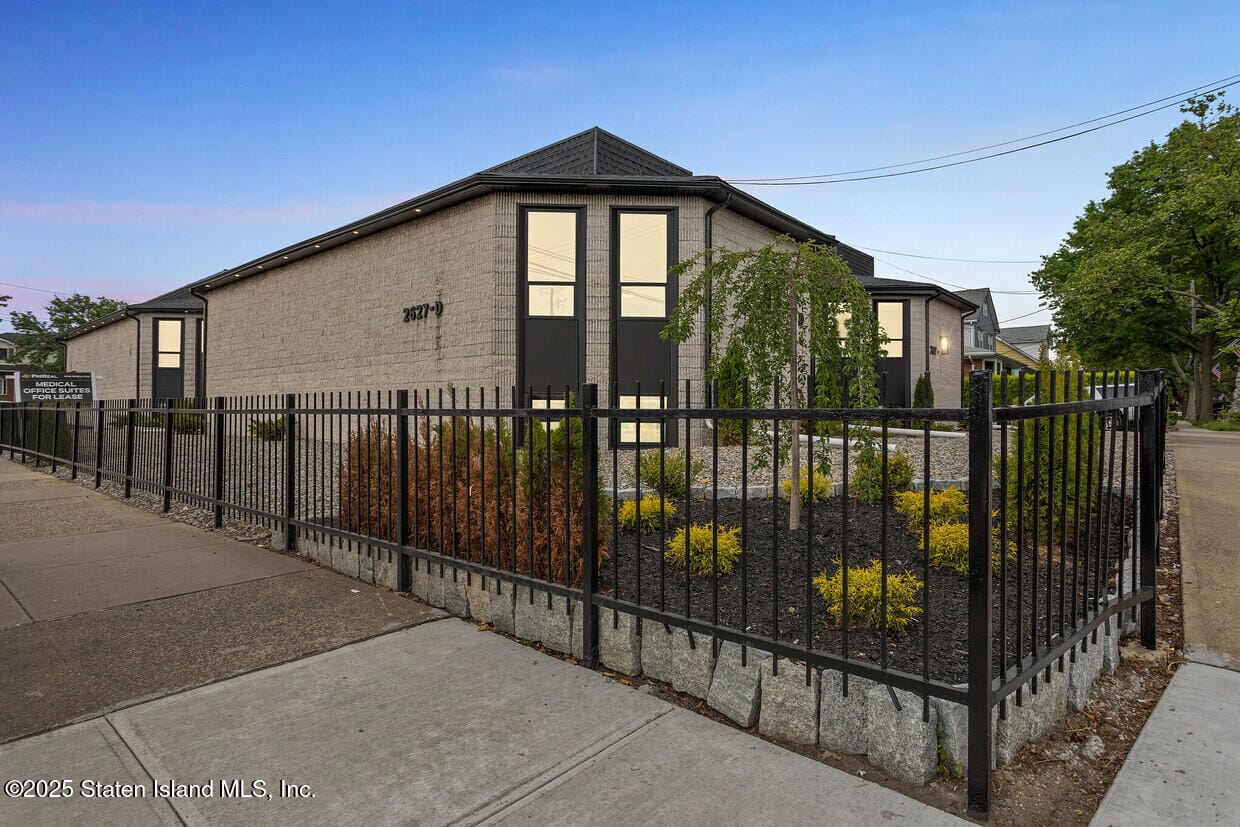 2627 Hylan Boulevard A3 Image 5