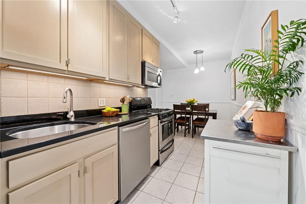 385 Argyle Road 4A, Brooklyn, New York, 11218 image 10