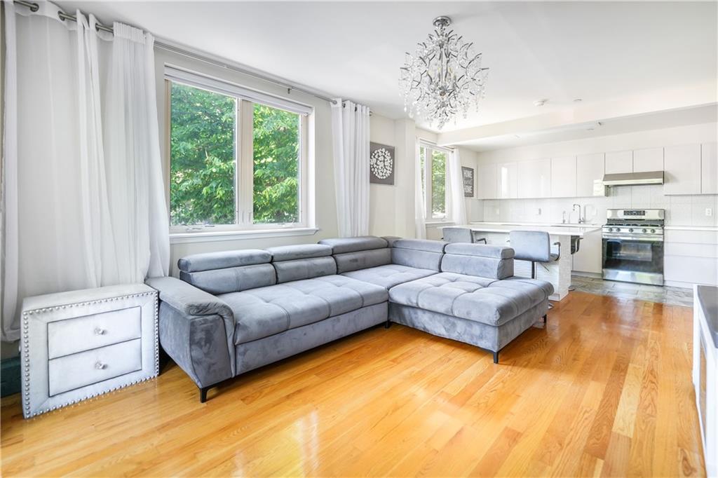 2517 Voorhies Avenue 1J Image 2