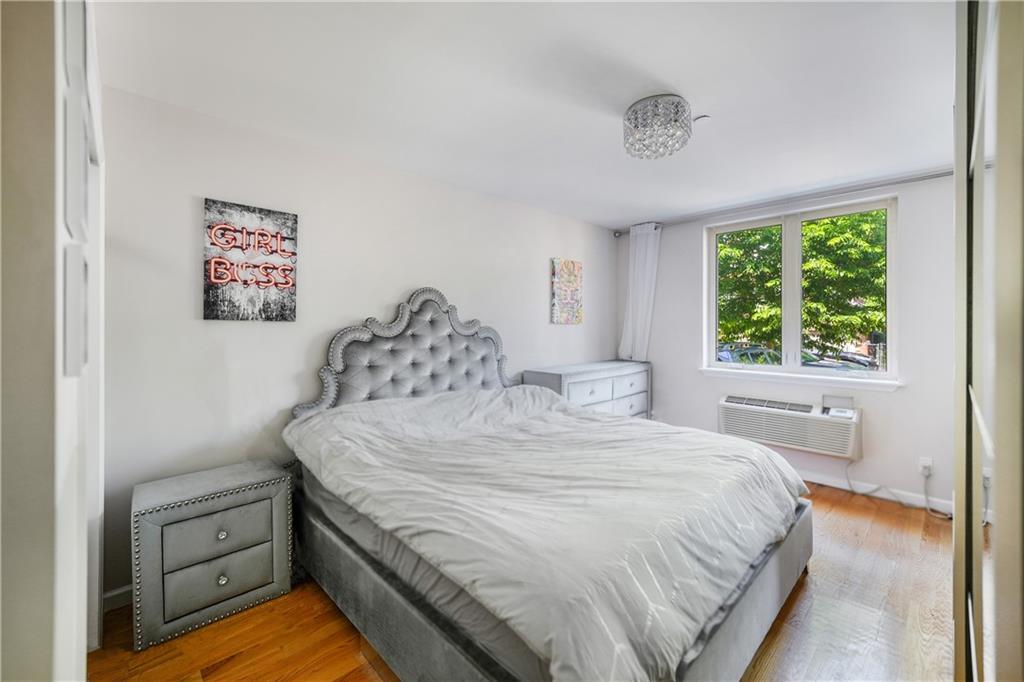 2517 Voorhies Avenue 1J Image 4