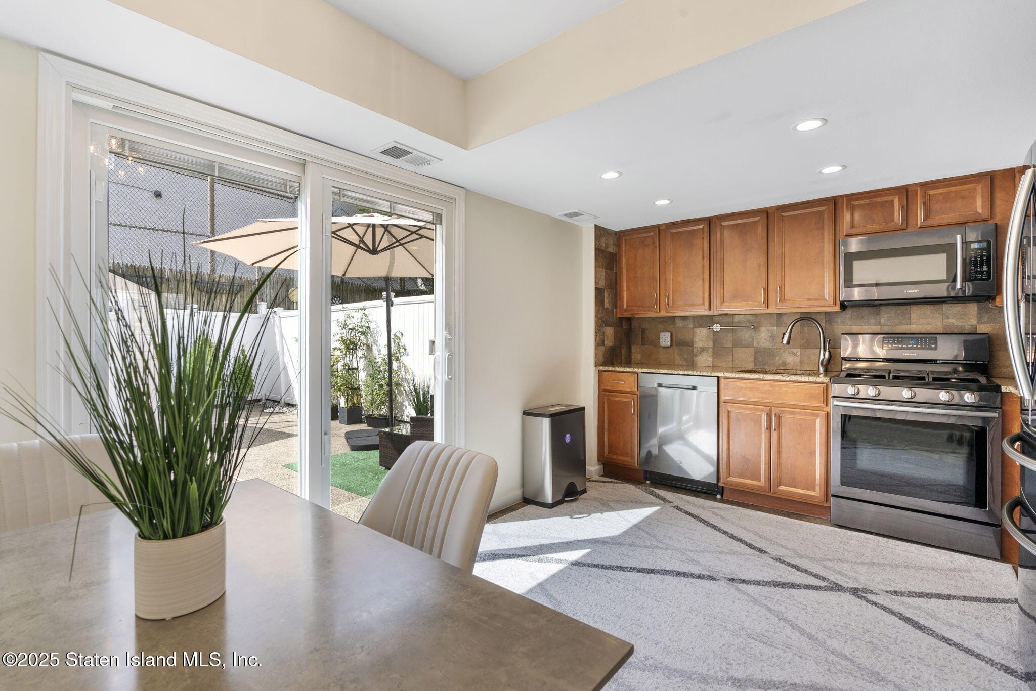 141 Hampton Green Image 4