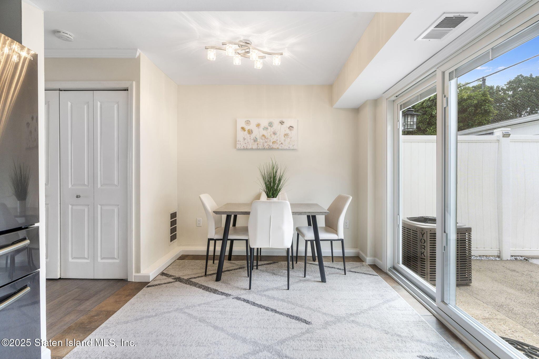 141 Hampton Green Image 5