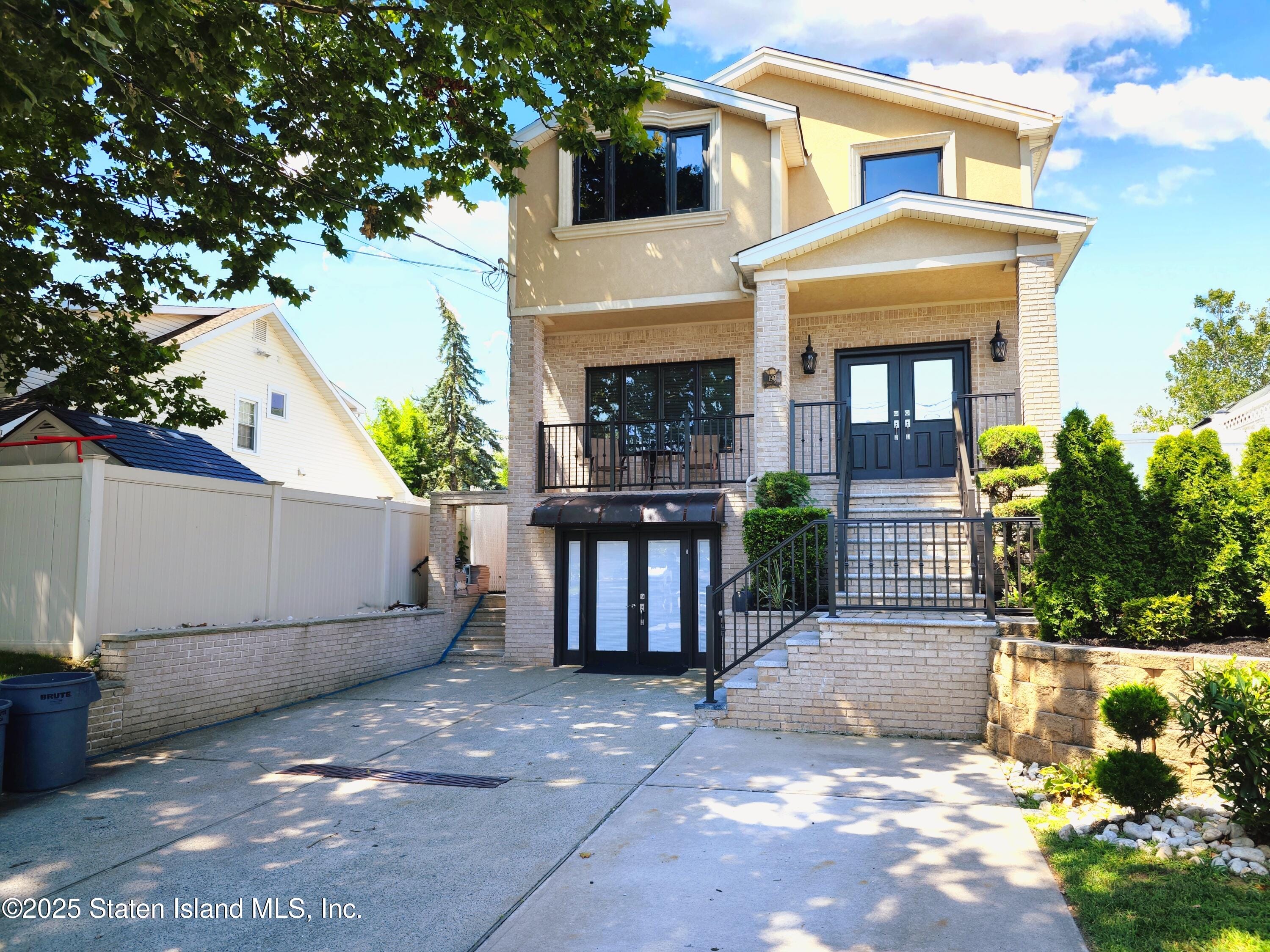 190 Manhattan Street Image 1