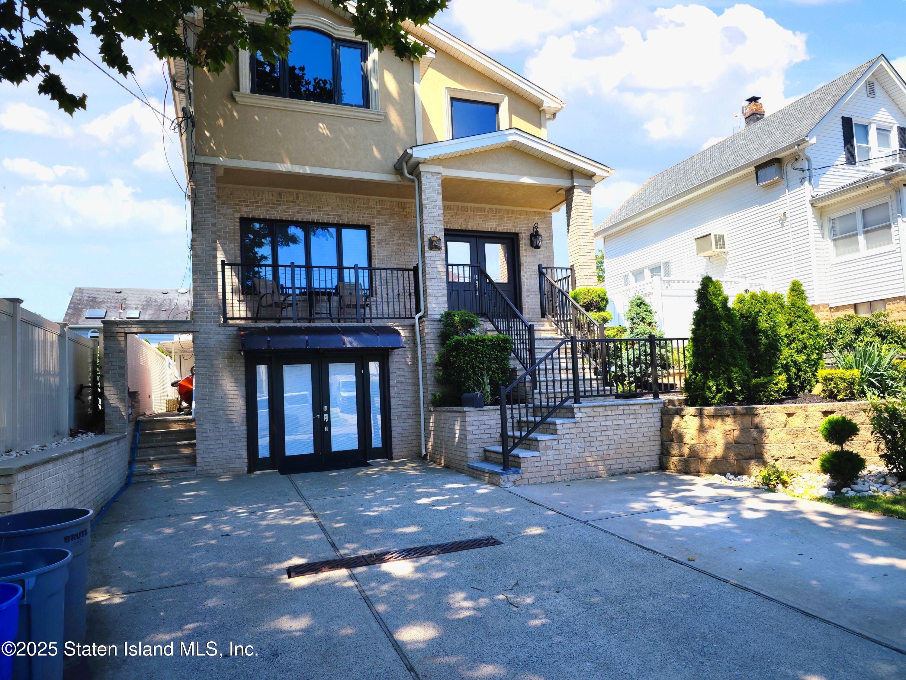 190 Manhattan Street Image 3