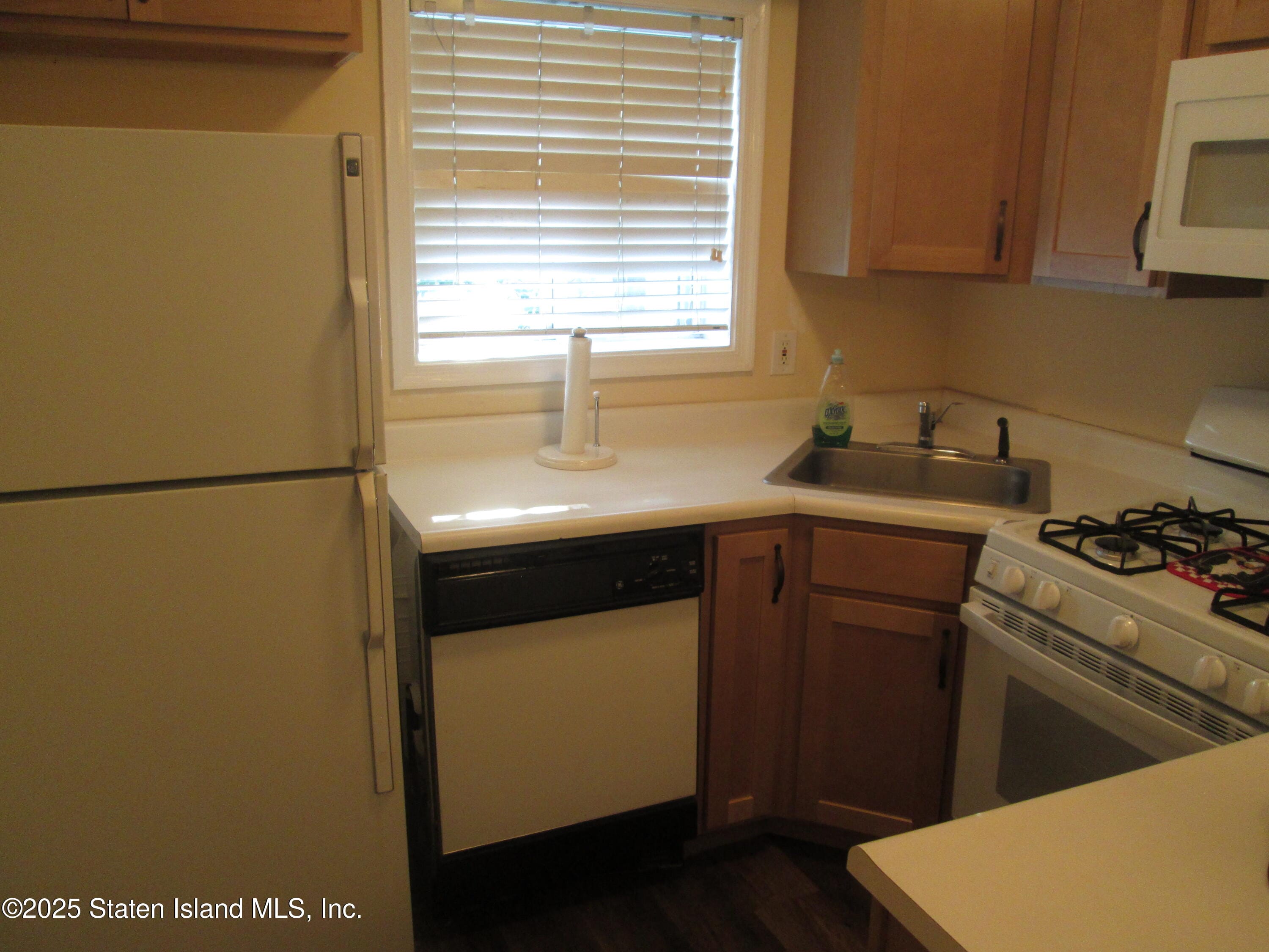 355 Ilyssa Way, Staten Island, NY, 10312 image 12