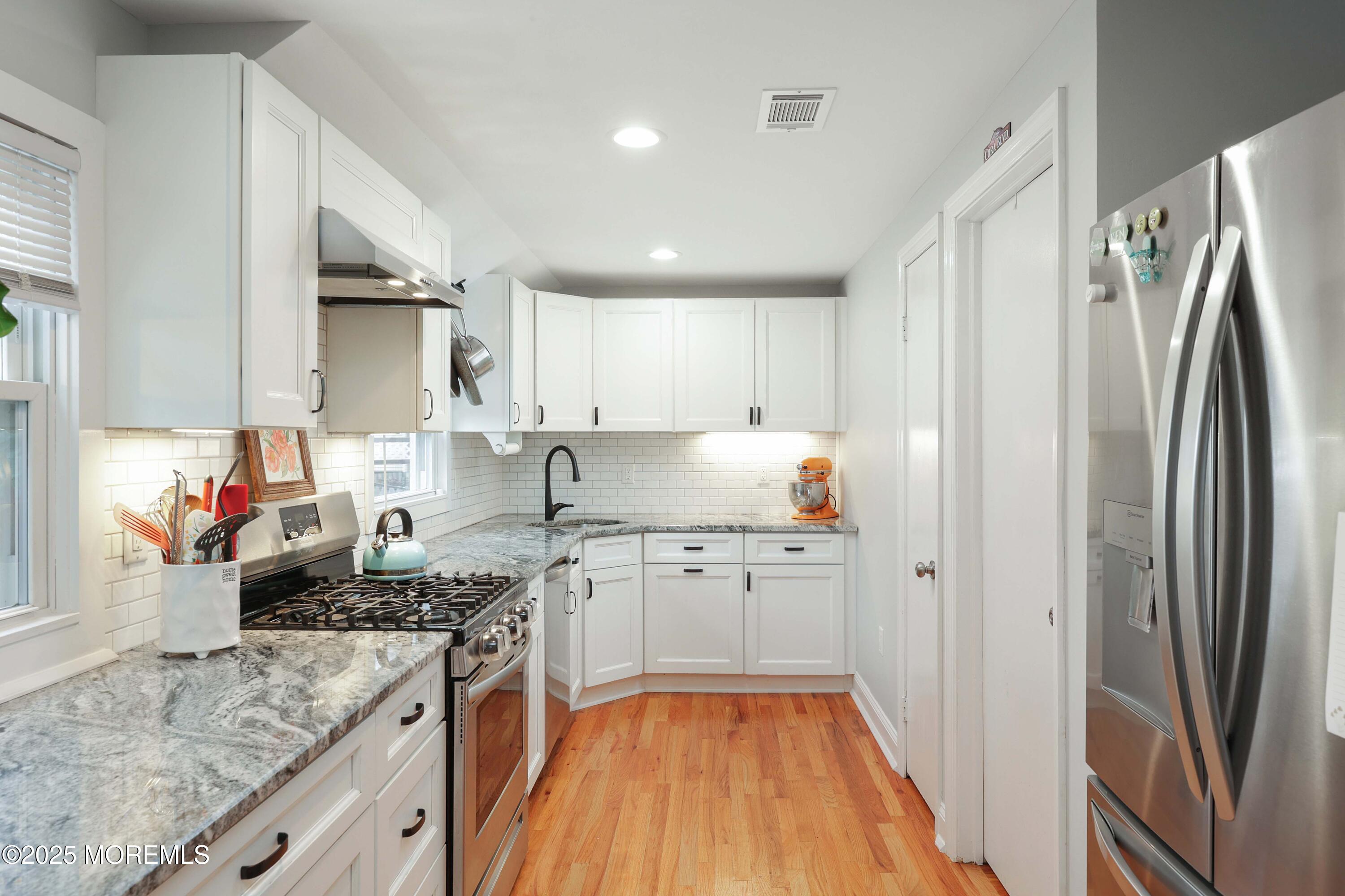 19 Collins Avenue Image 4