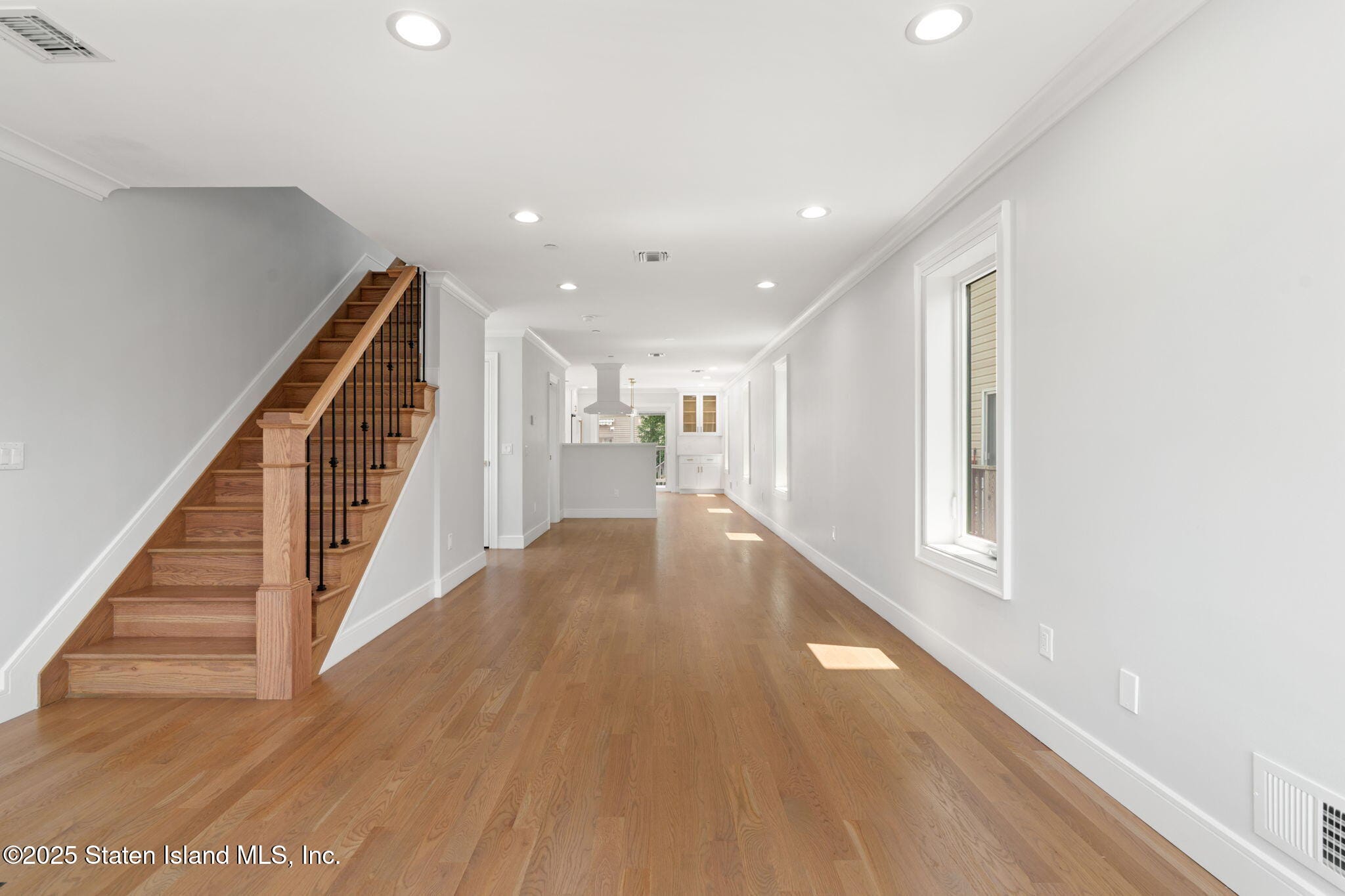 443 Manhattan Street Image 3