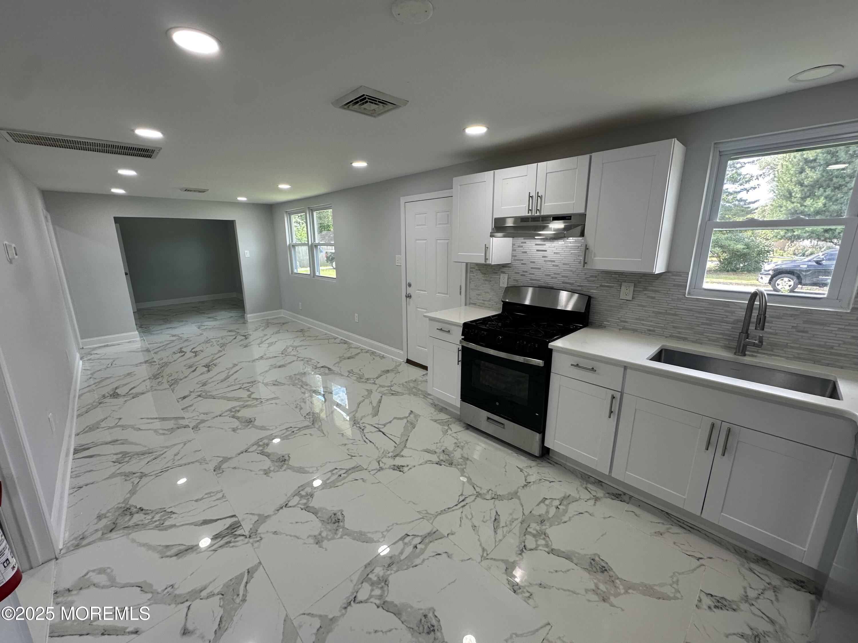 105 Floyd Lane Image 4