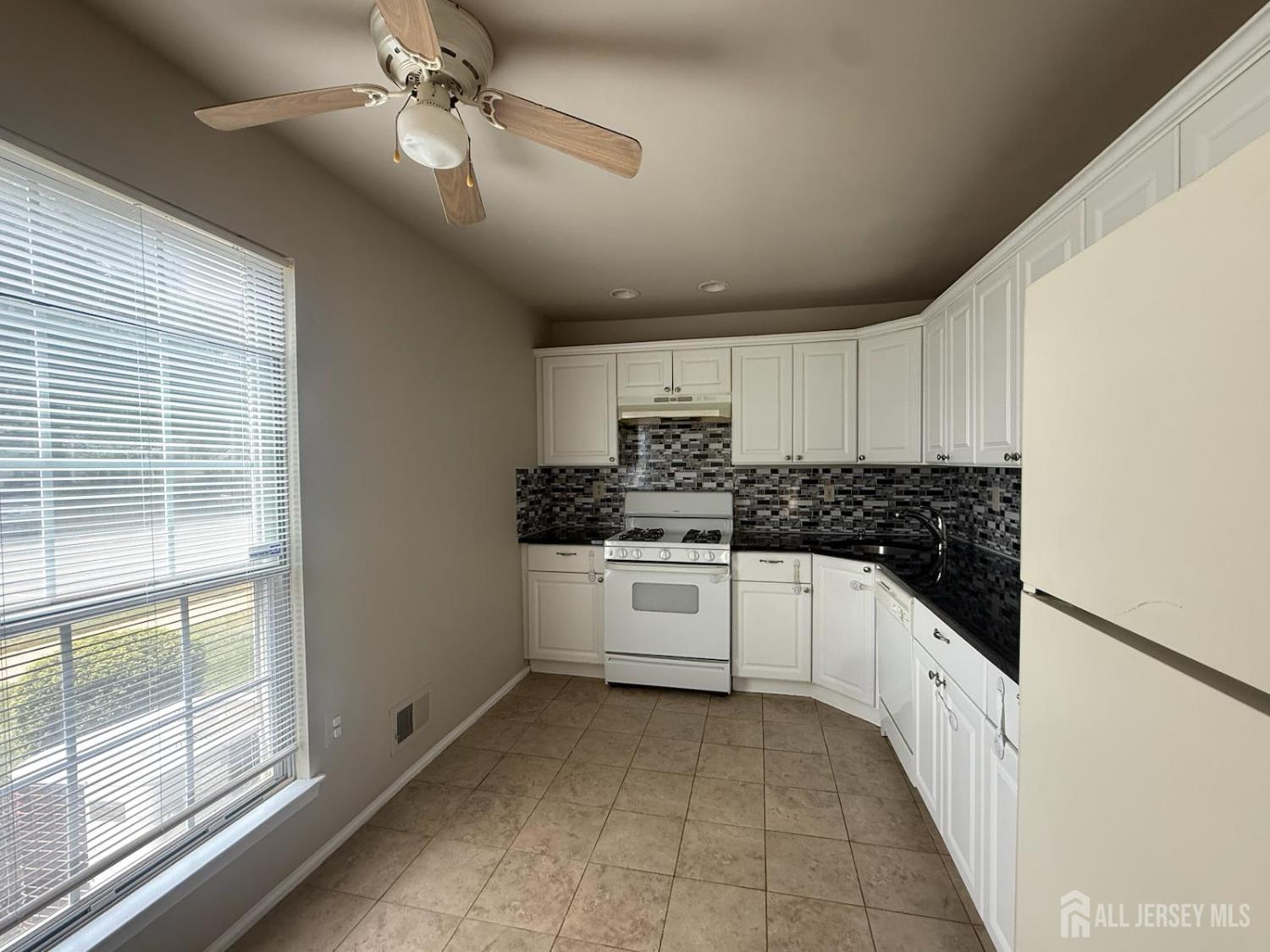 131 Albury Way, North Brunswick, NJ, 08902 image 33