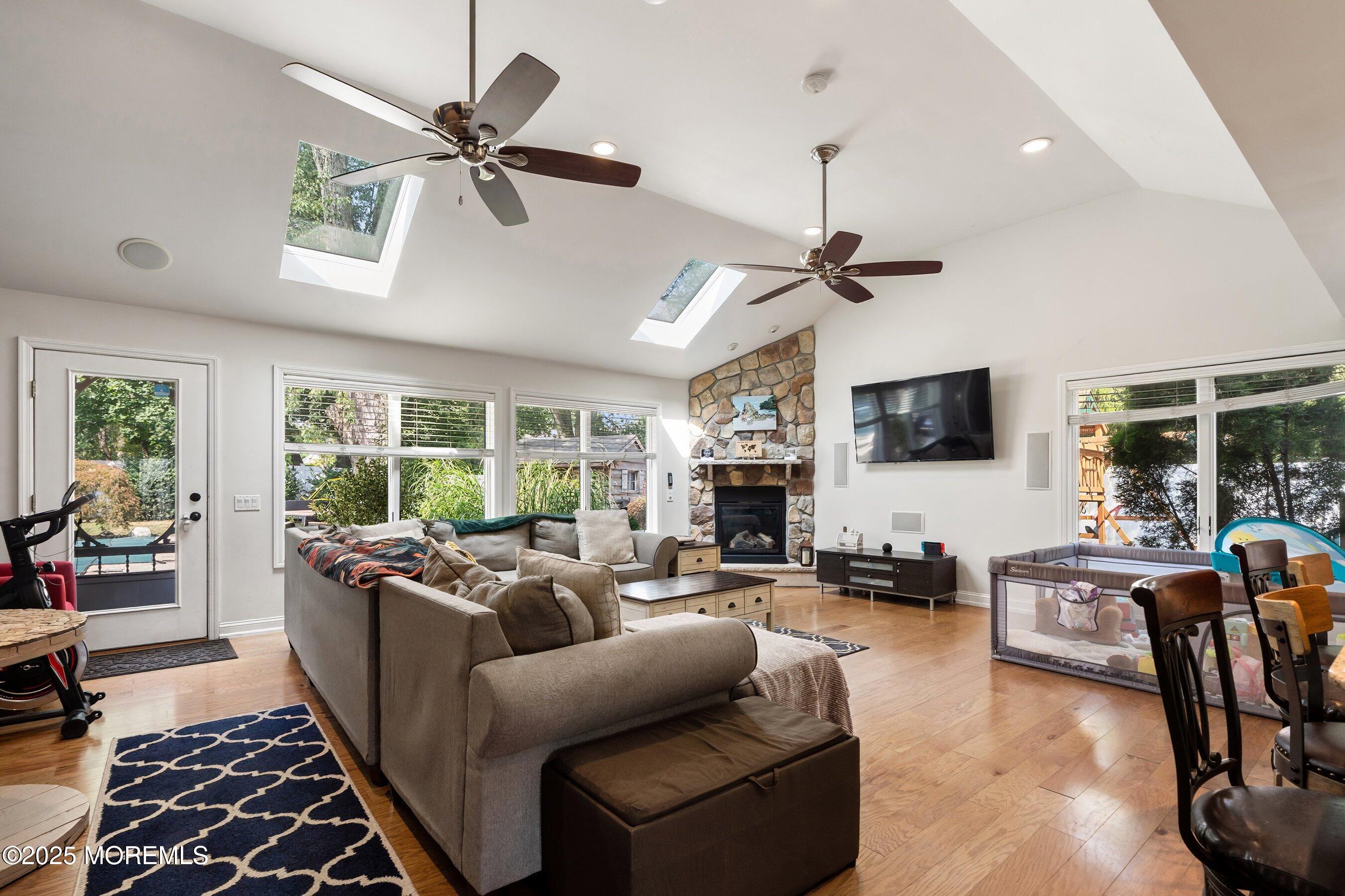 737 Bluff View Drive Image 2