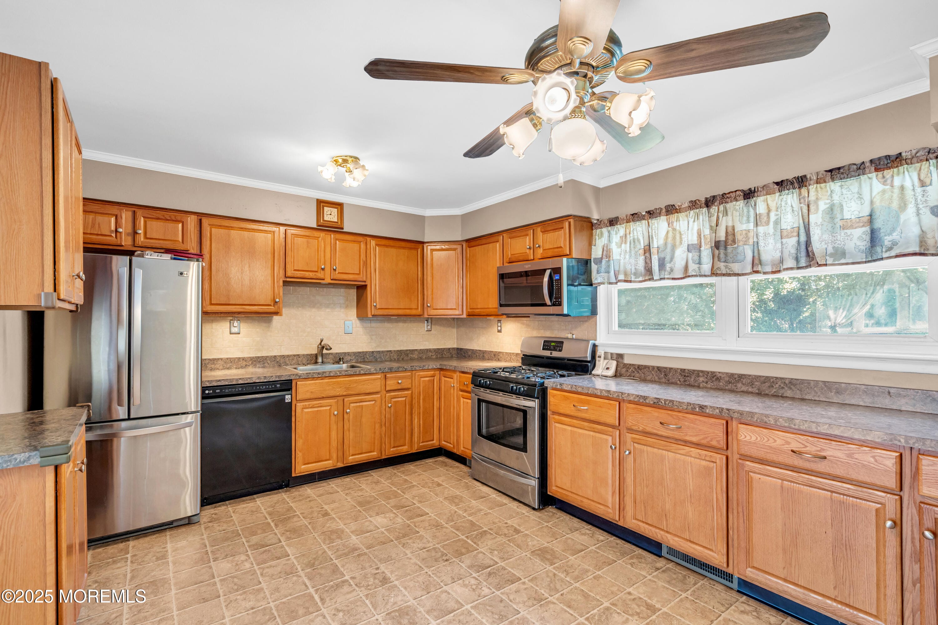1420 Janet Place Image 3