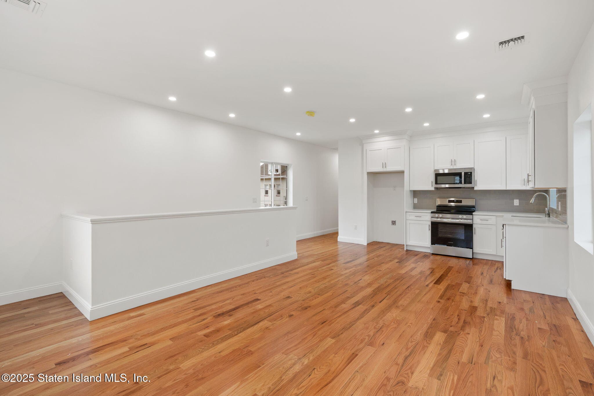 1380 Clove Road Image 3