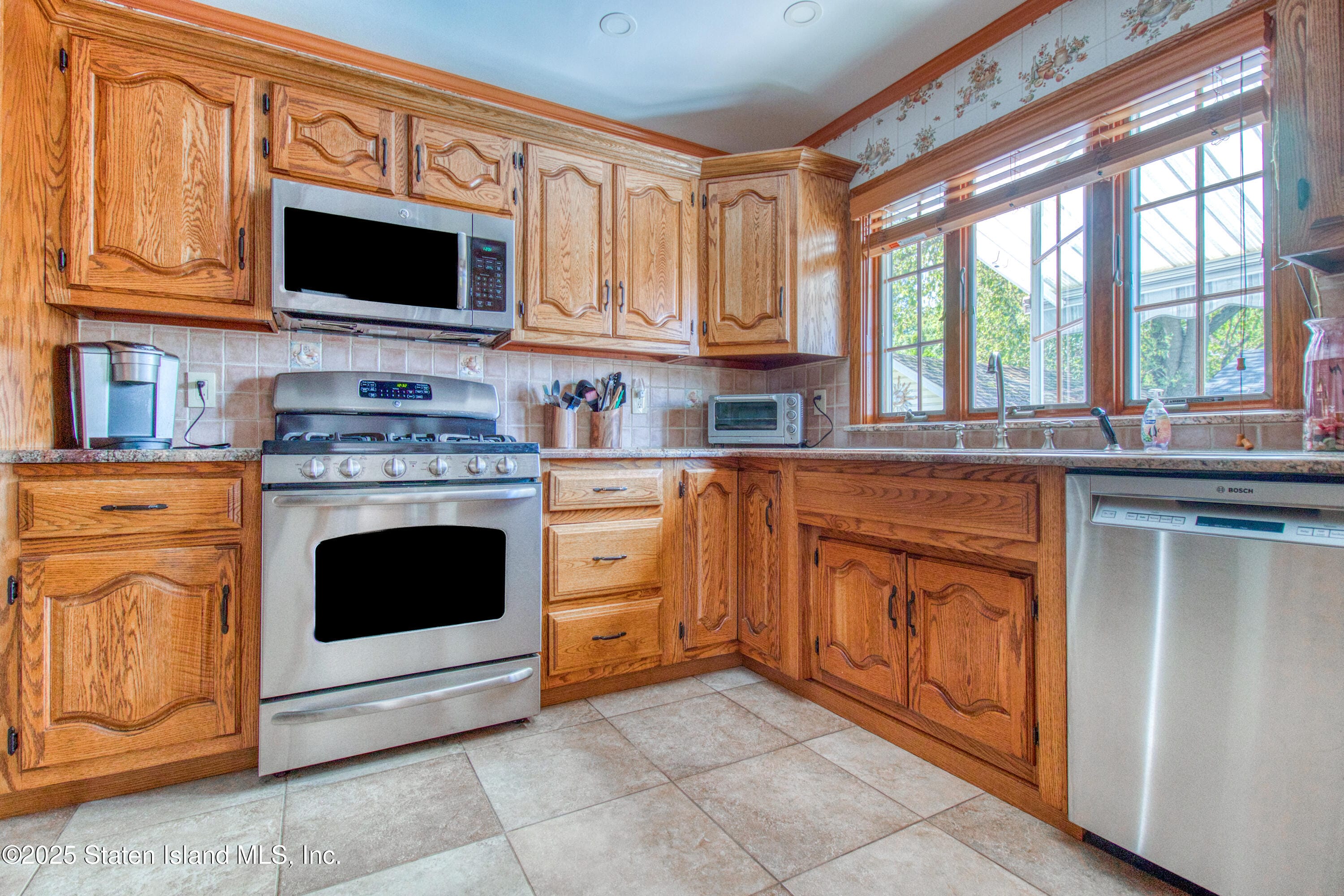 100 Lawrence Avenue Image 4