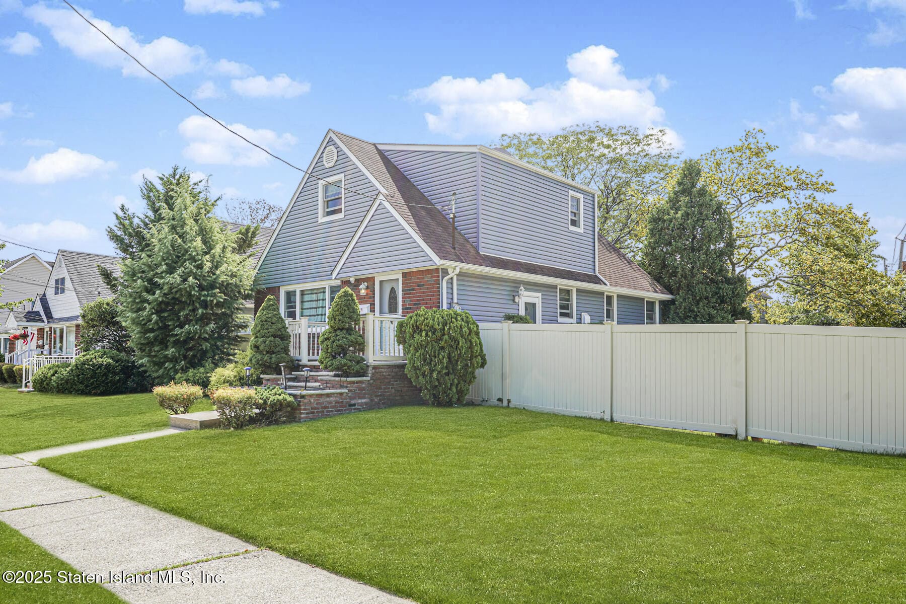 208 Seidman Avenue Image 4