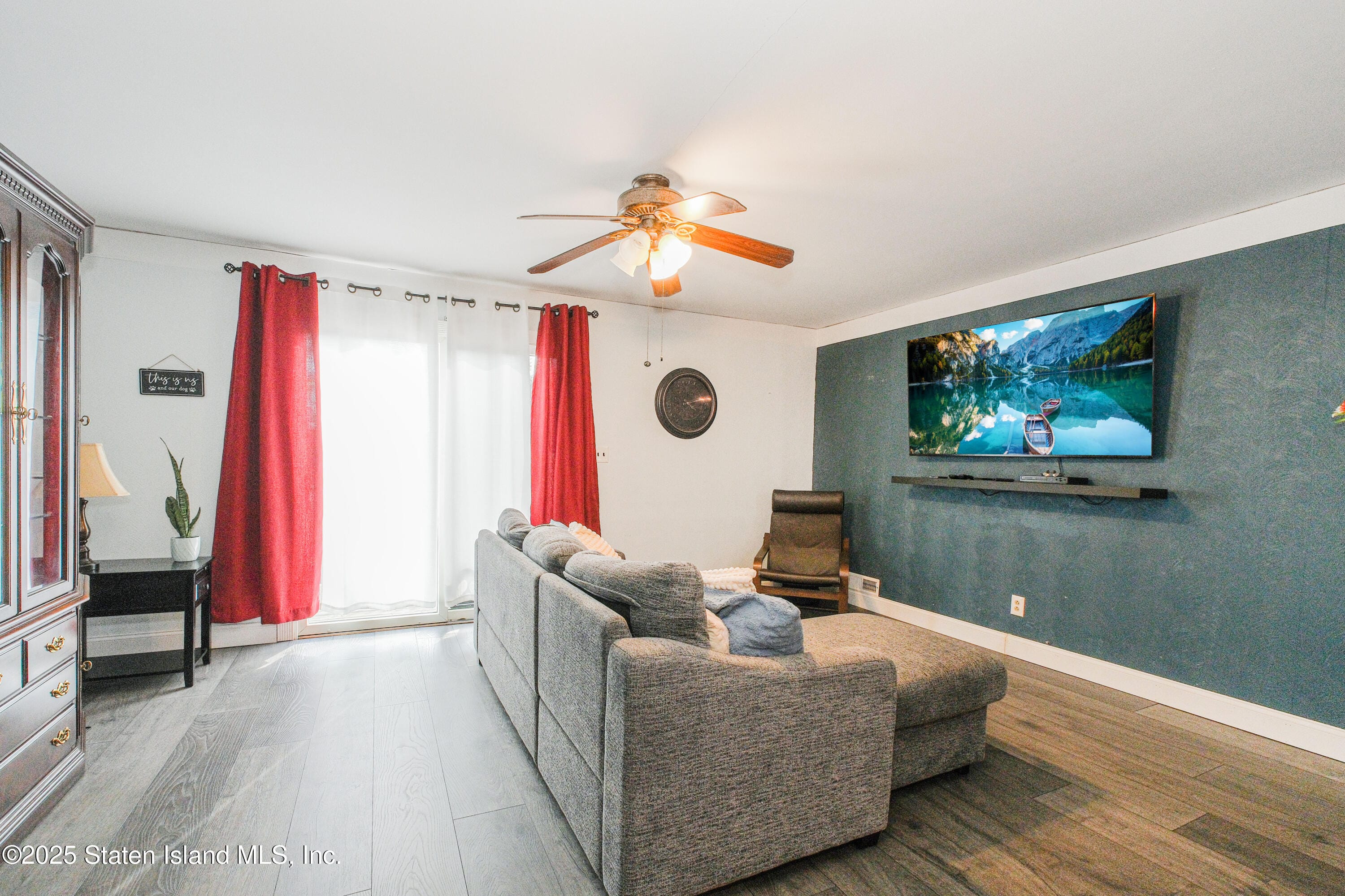 32 Mobile Avenue Image 4