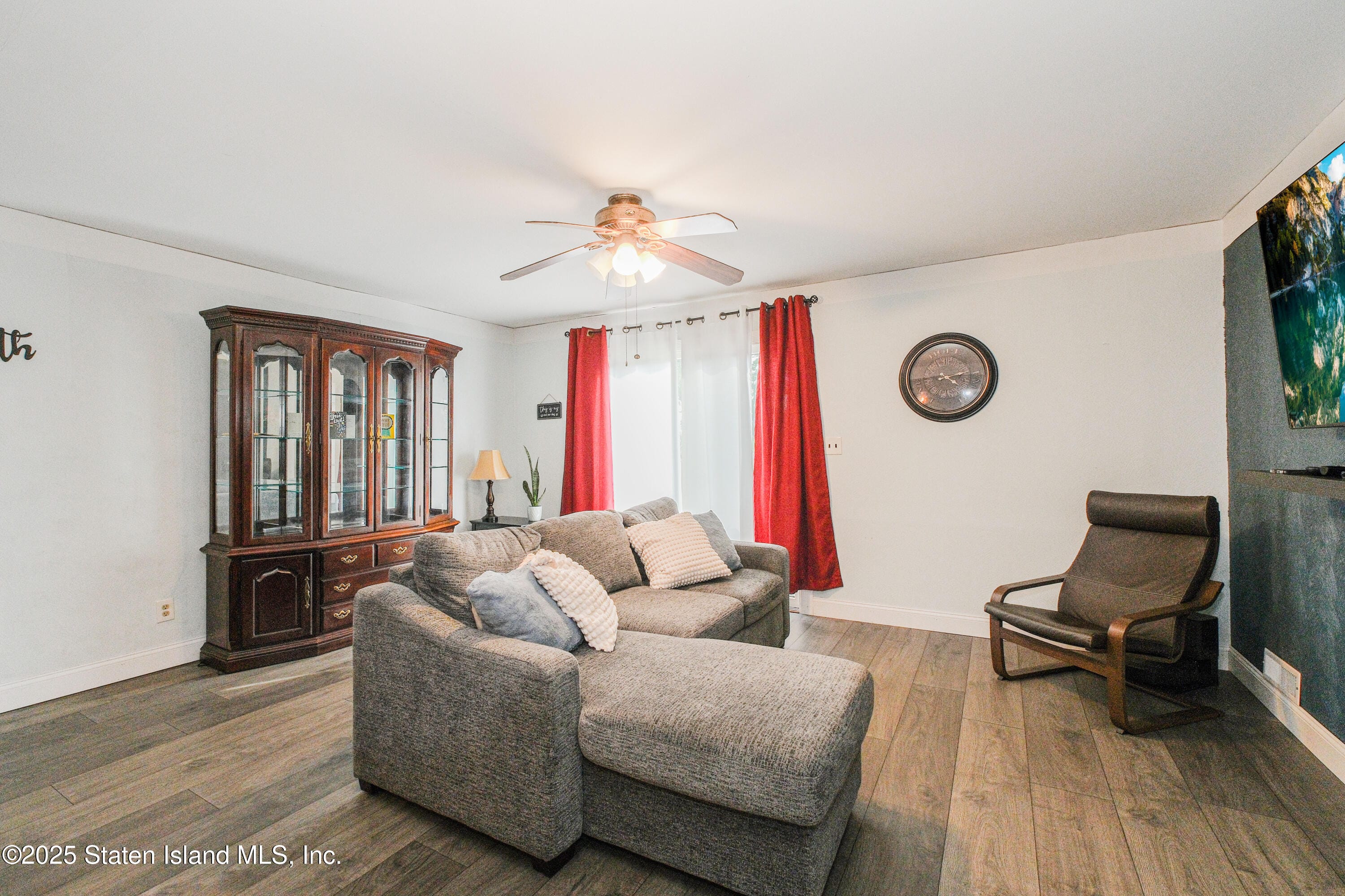 32 Mobile Avenue Image 5