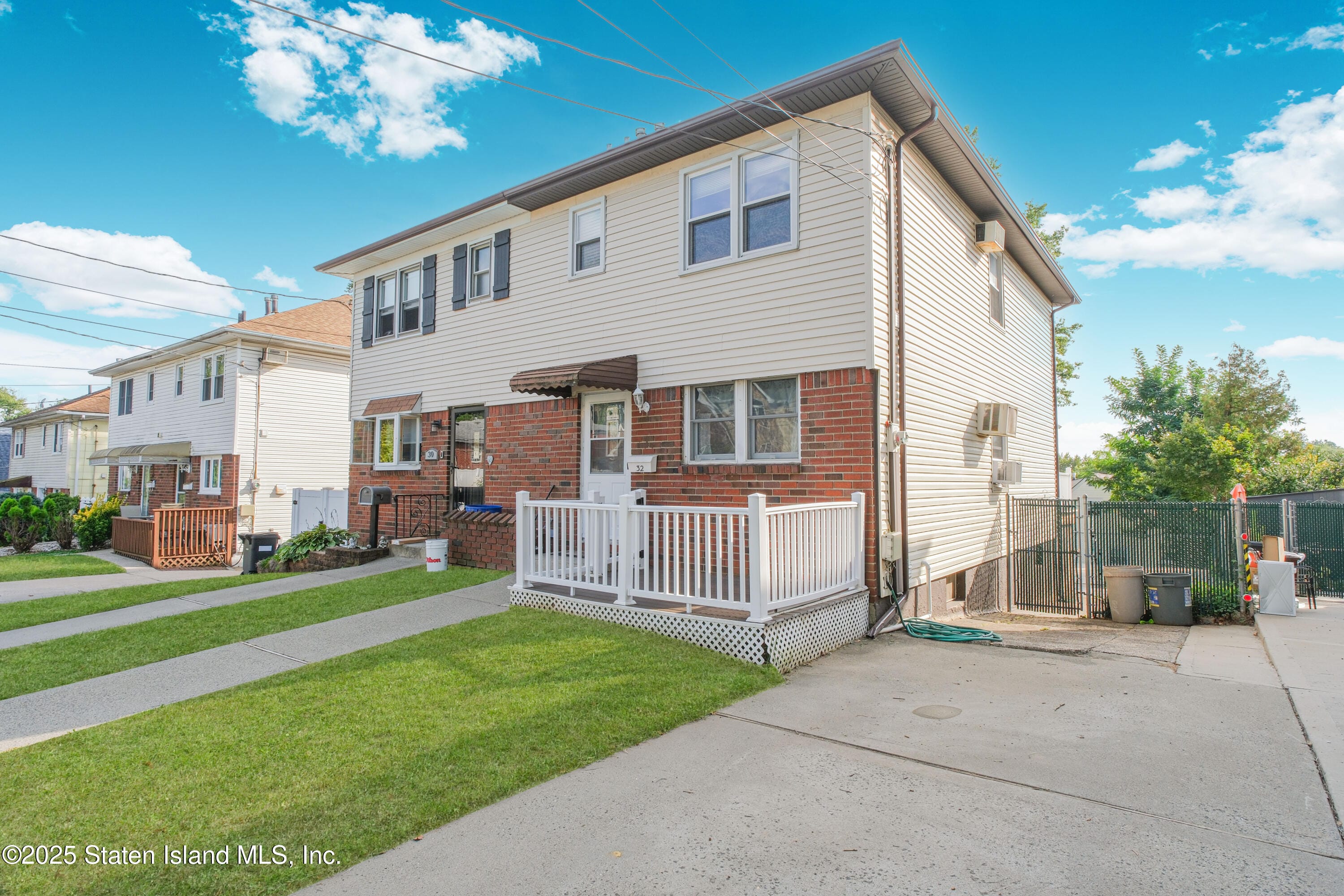 32 Mobile Avenue Image 2