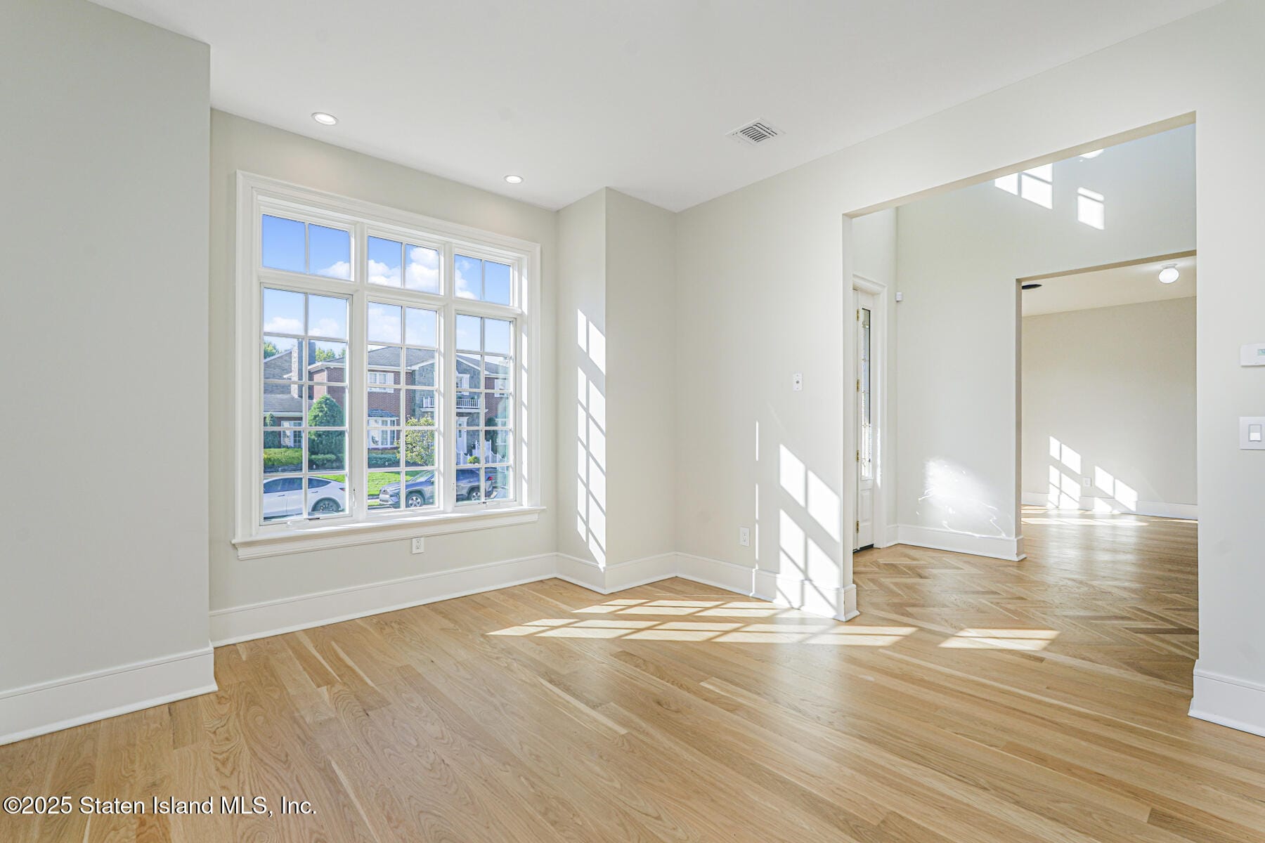 859 Lamont Avenue Image 3