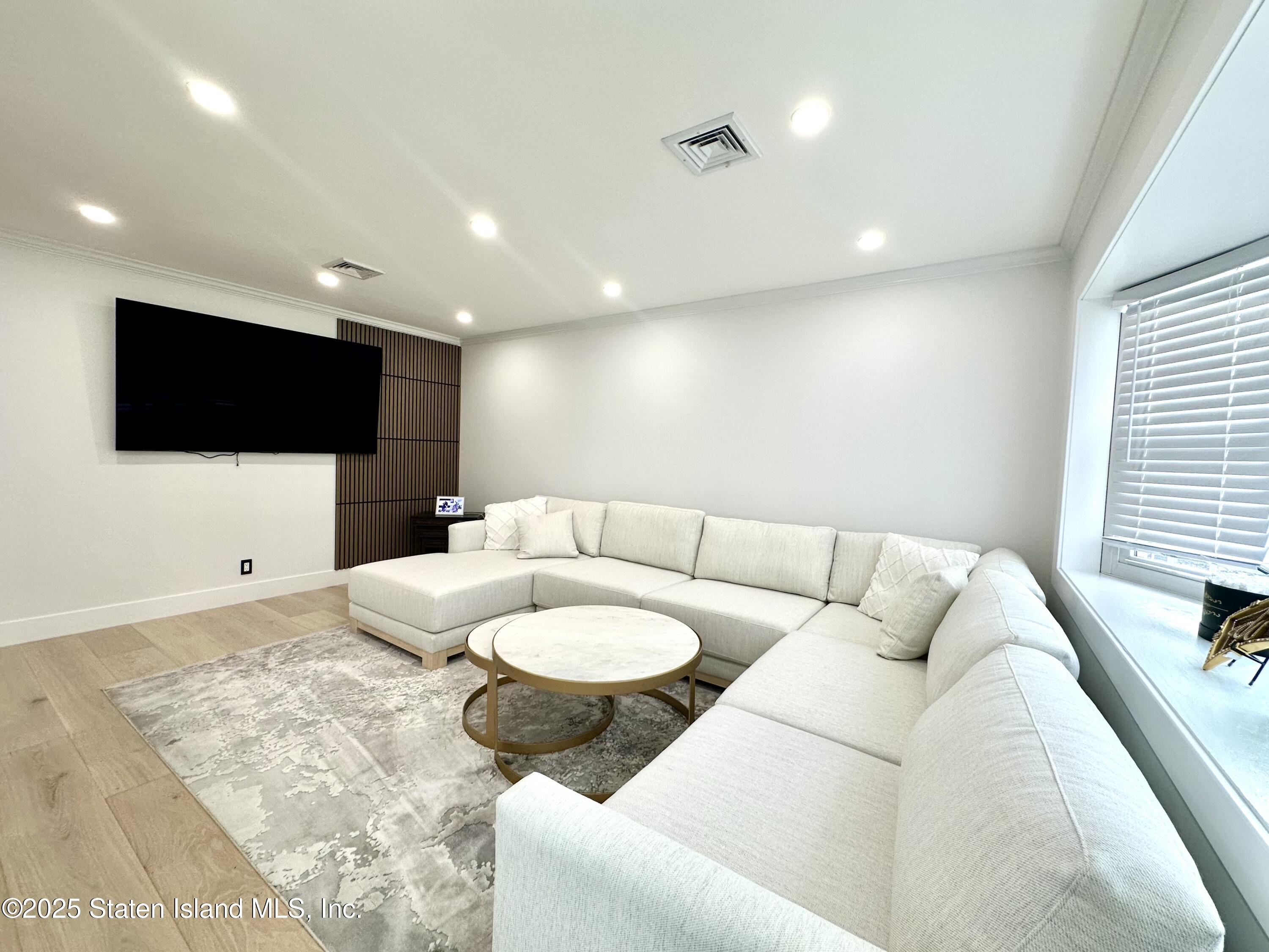 211 Hull Avenue Image 3