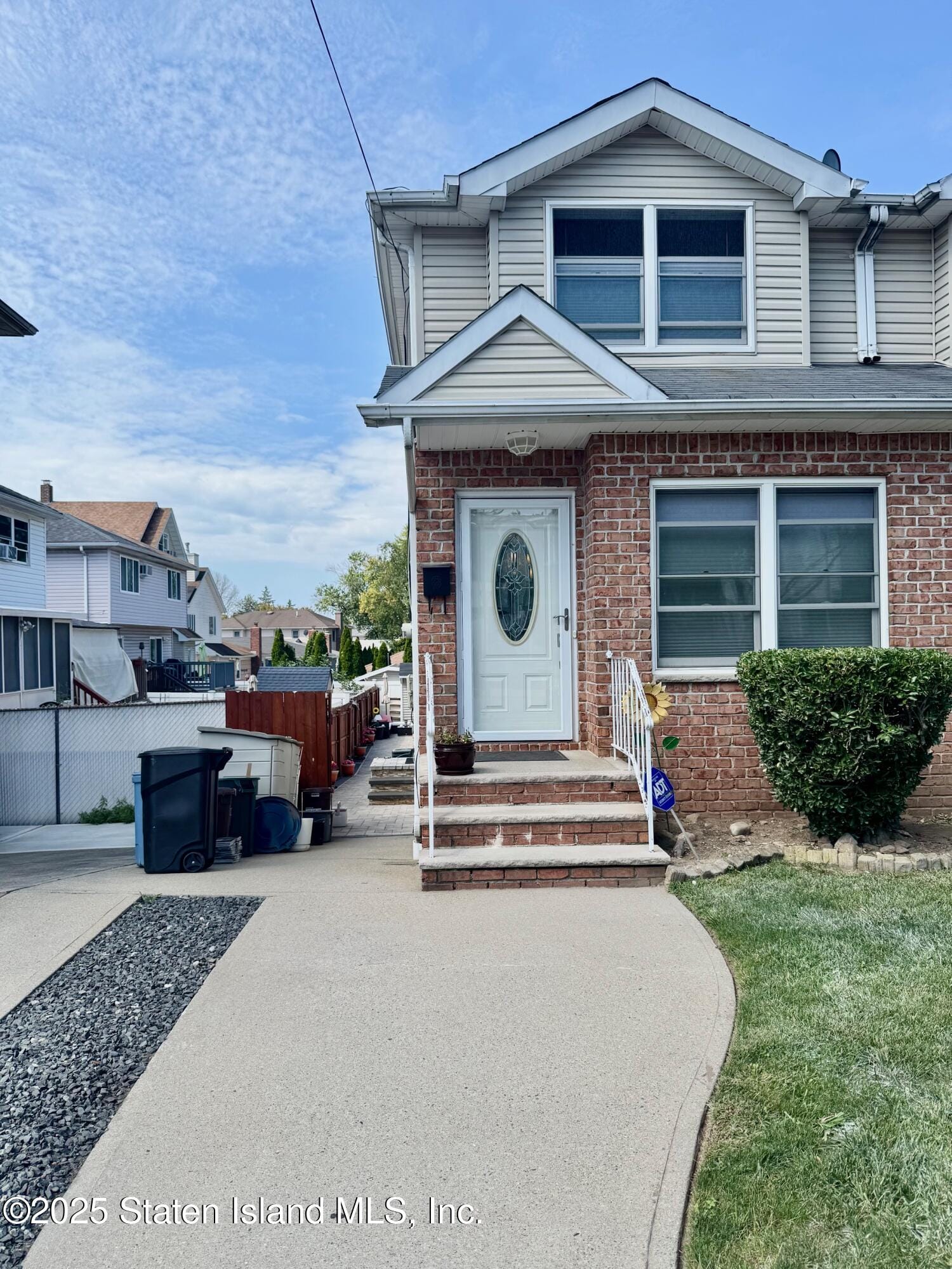 200 Llewellyn Place Image 2