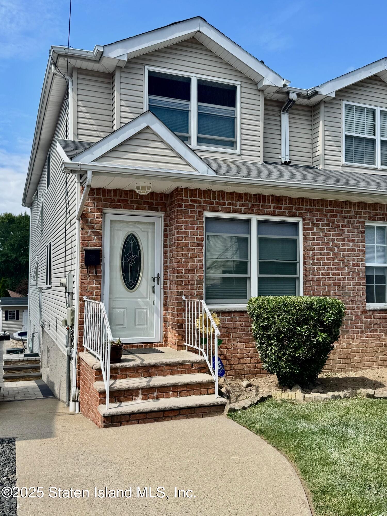 200 Llewellyn Place Image 3