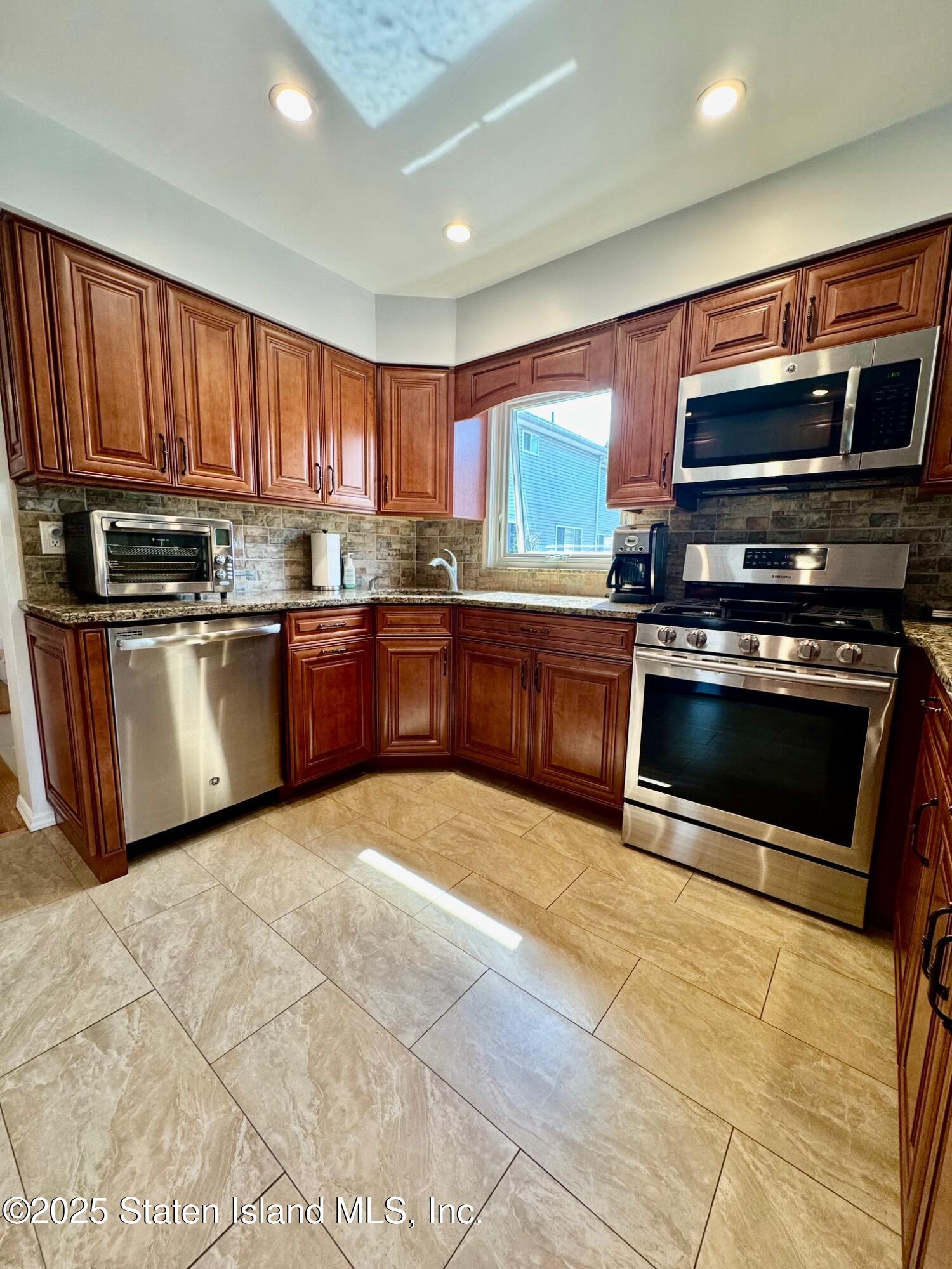 200 Llewellyn Place, Staten Island, NY, 10310 image 9