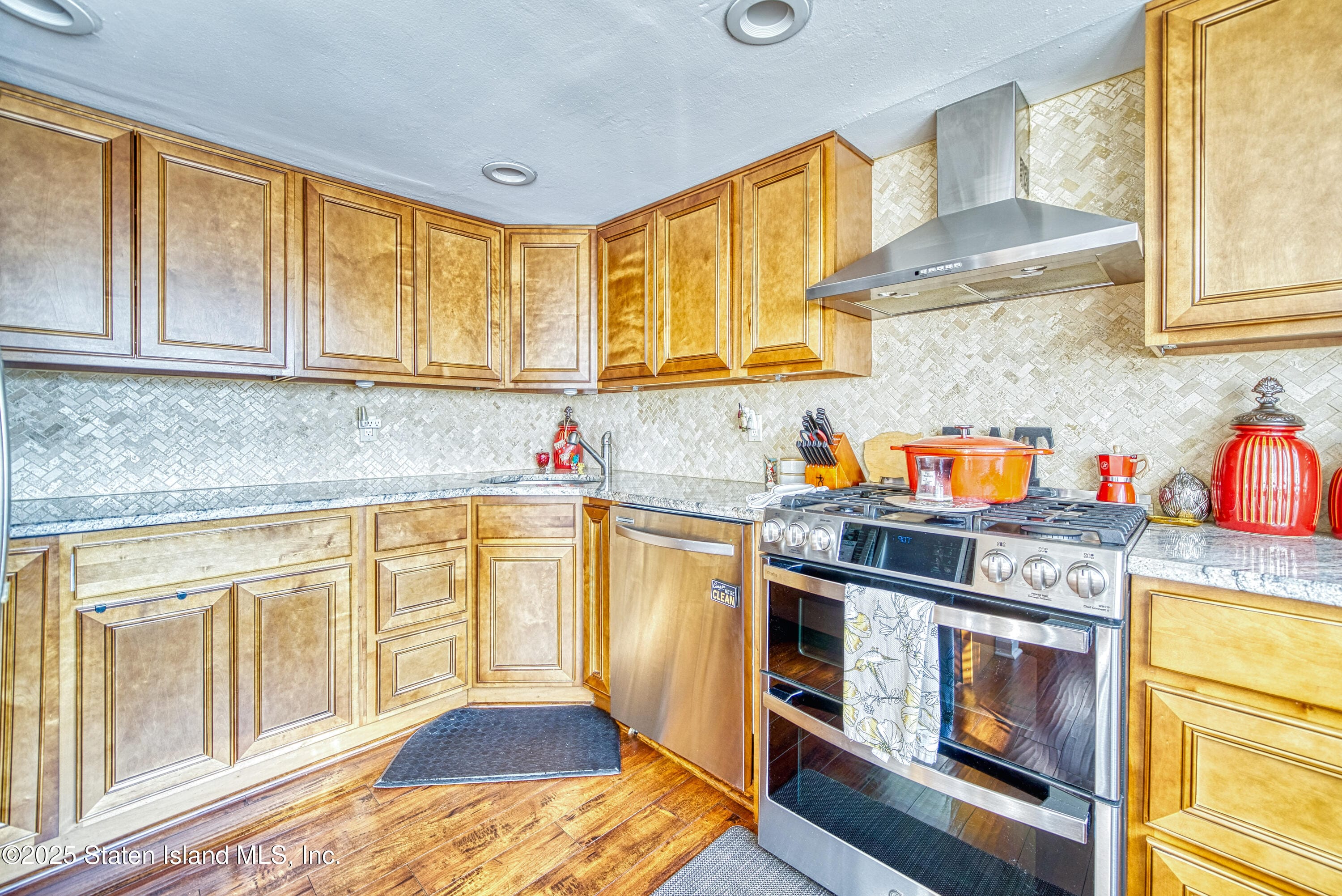 320 Hampton Green Image 3