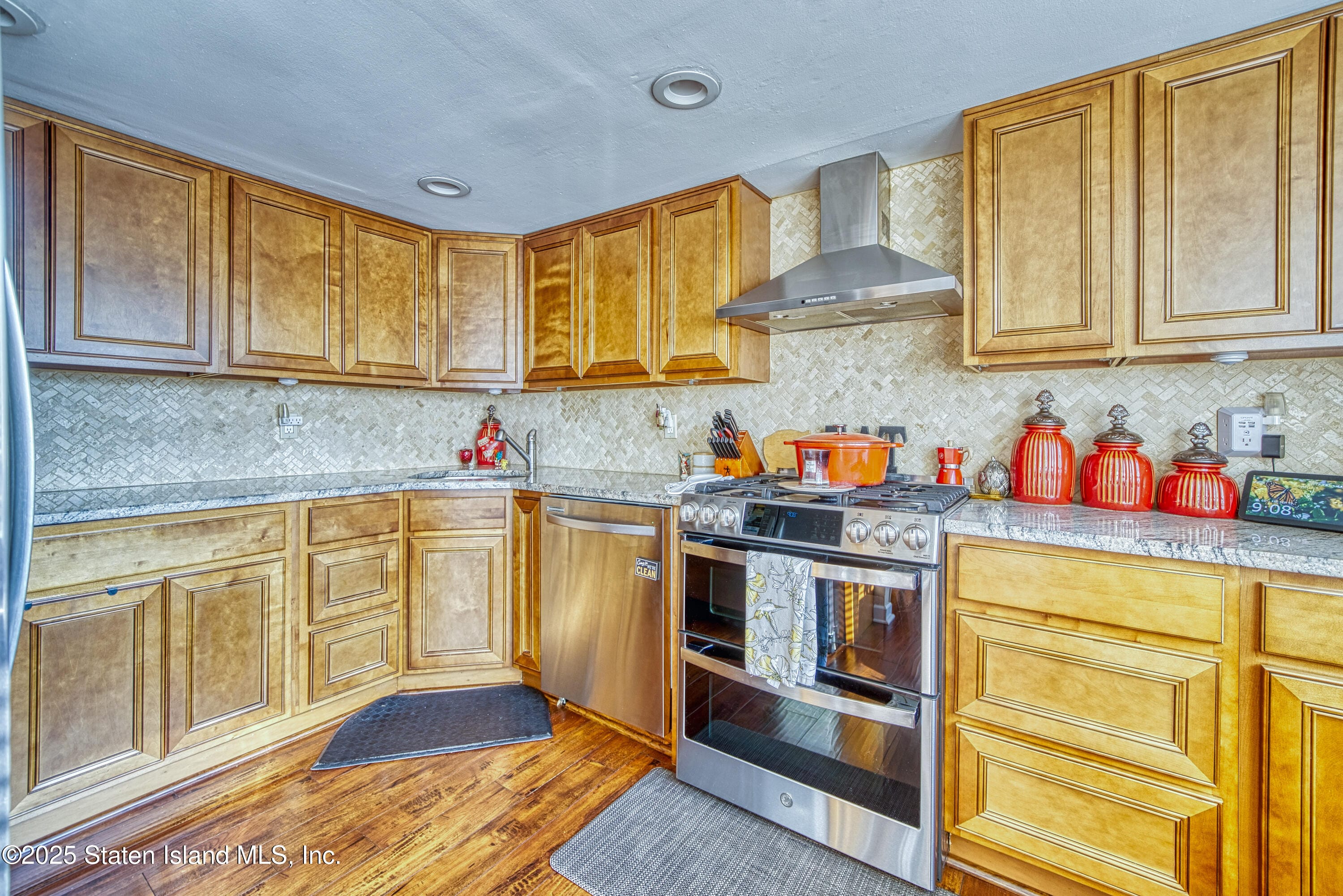 320 Hampton Green Image 4