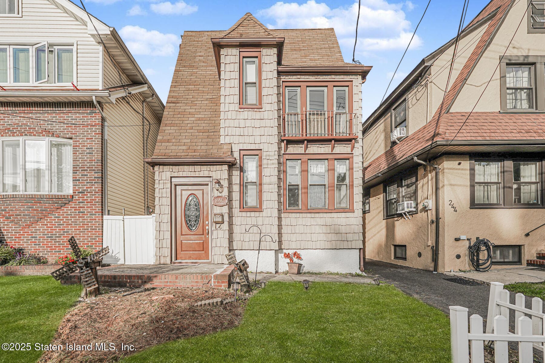 246 Dubois Avenue Image 1