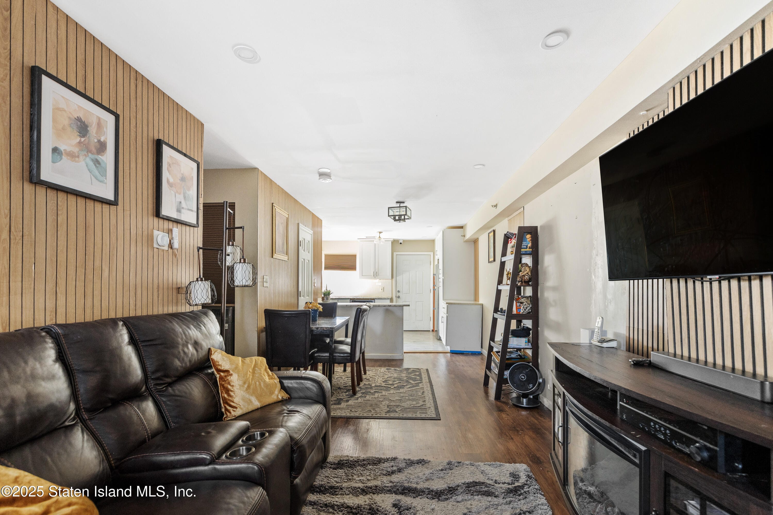 722 Post Avenue Image 3