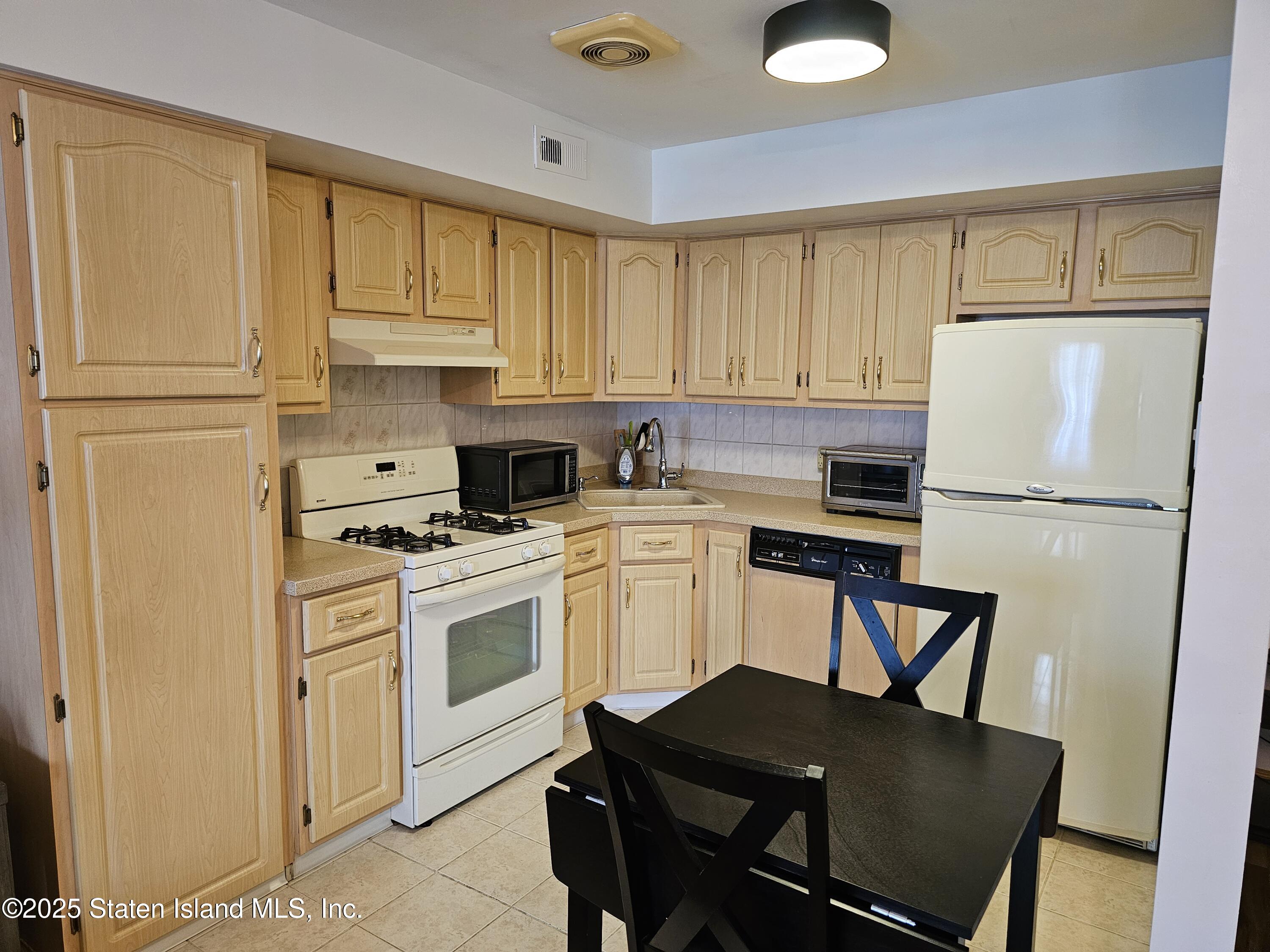 65 Country Drive A, Staten Island, NY, 10314 image 8