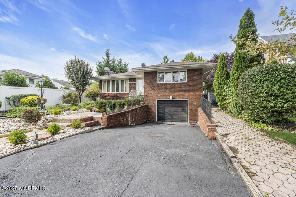 585 Noe Avenue Image 2