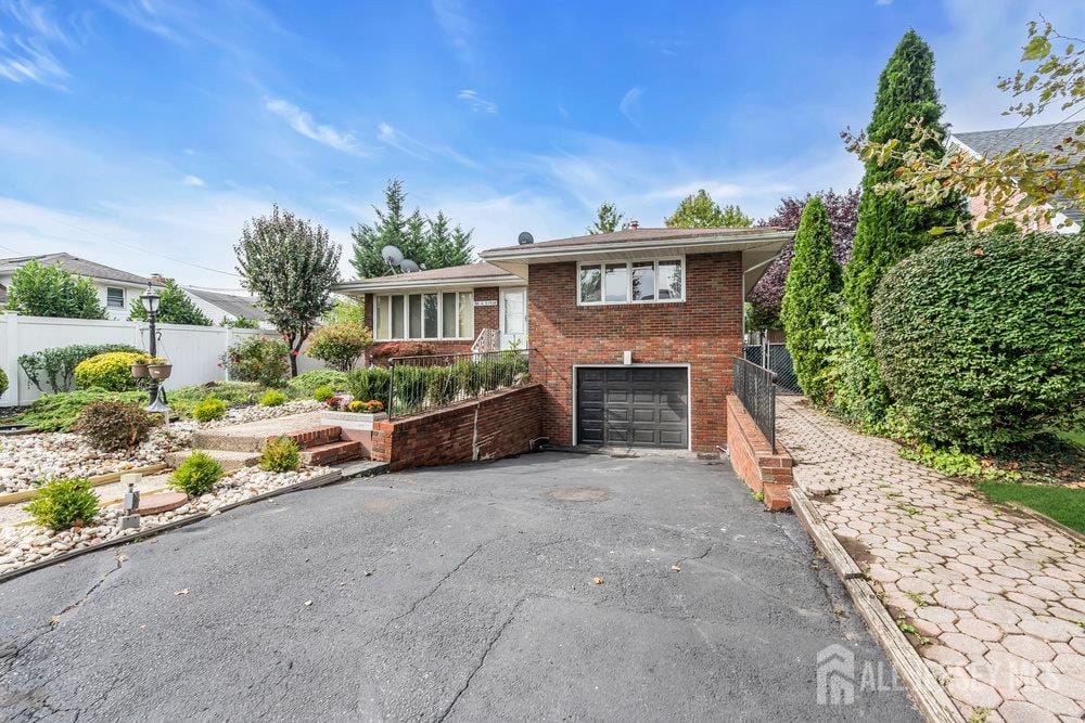 585 Noe Avenue Image 2