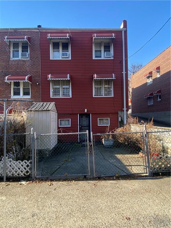 733 Warwick Street Image 3