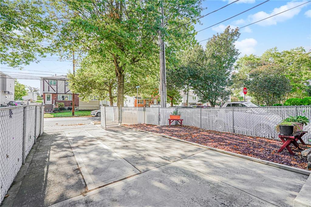 72 Eric Lane Image 5