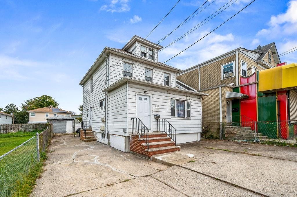 883 Manor Road Image 3