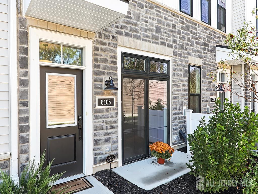 6105 Vivaldi Road Image 2