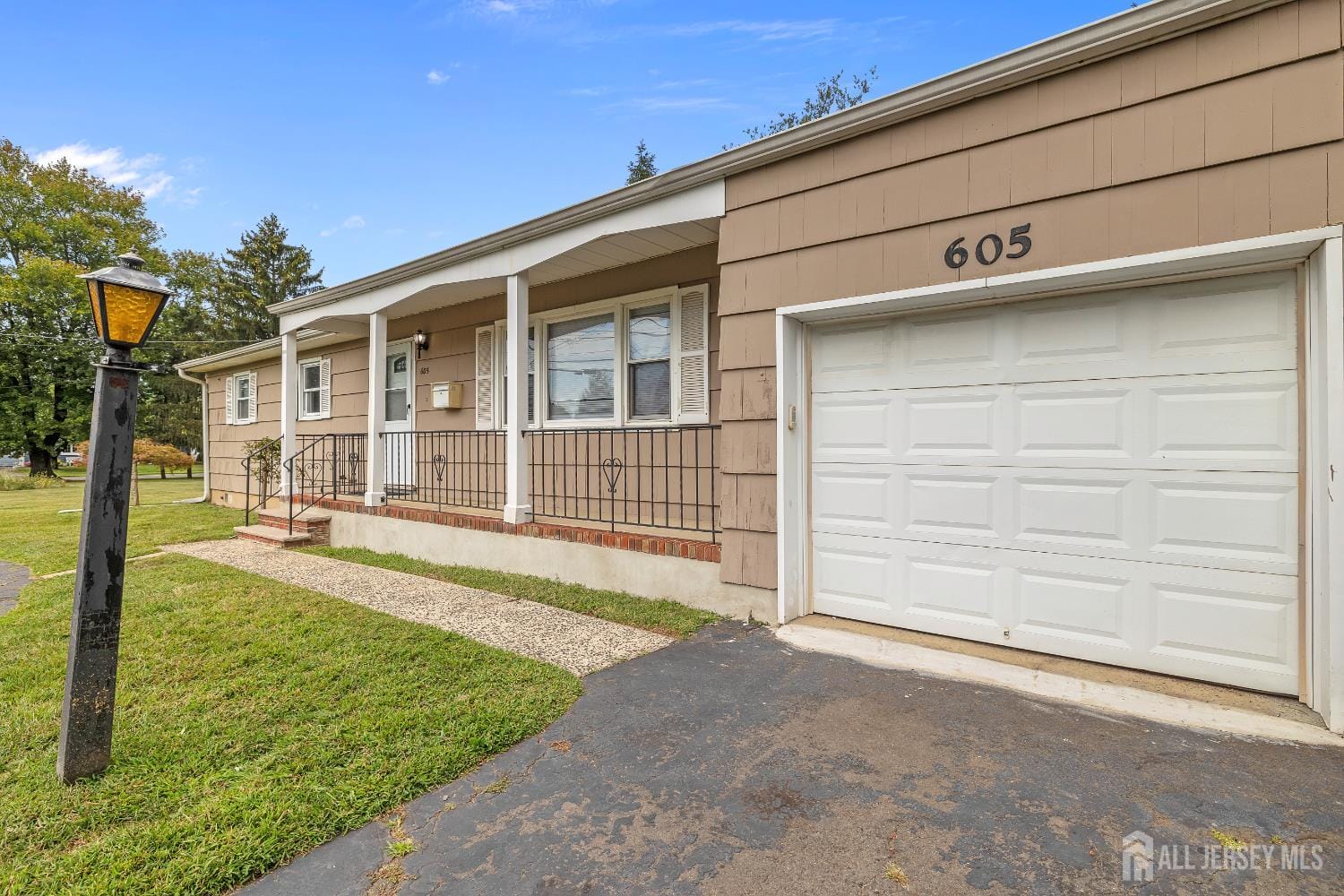 605 Oak Tree Avenue Image 4