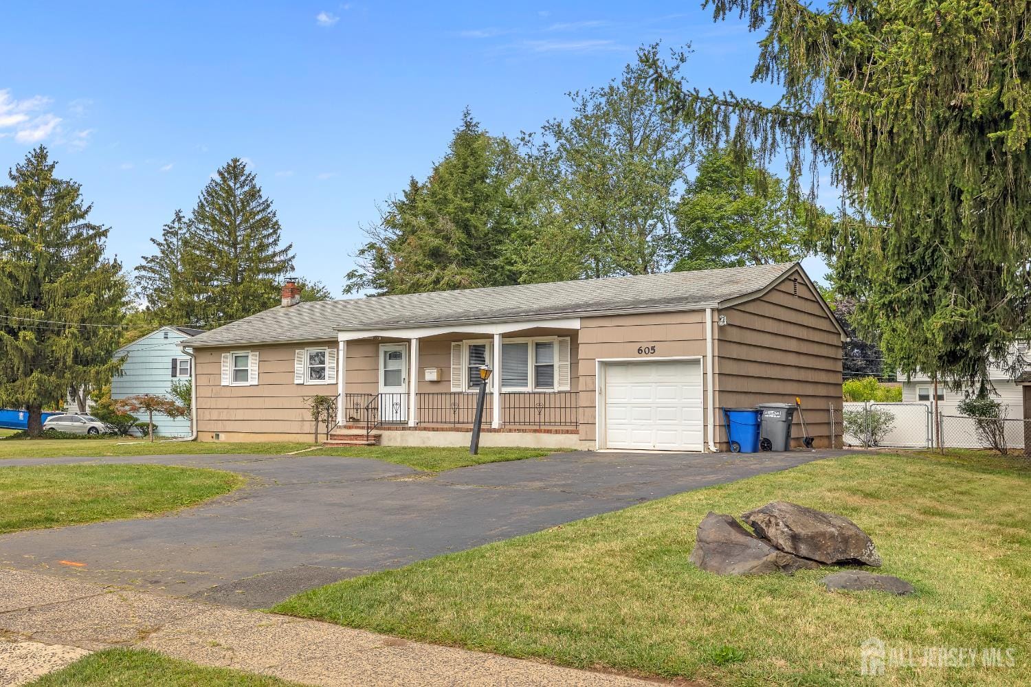 605 Oak Tree Avenue Image 2