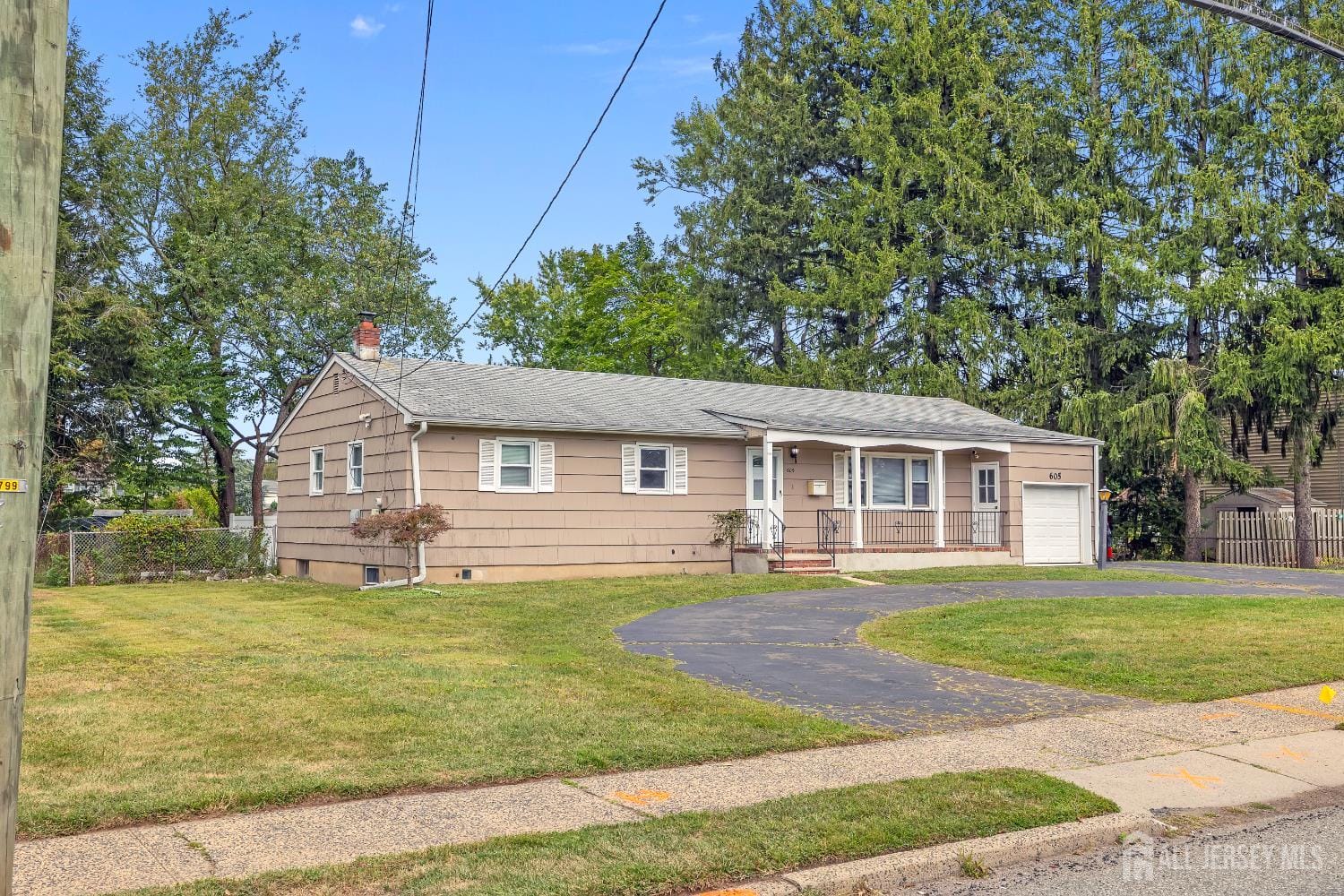 605 Oak Tree Avenue Image 3
