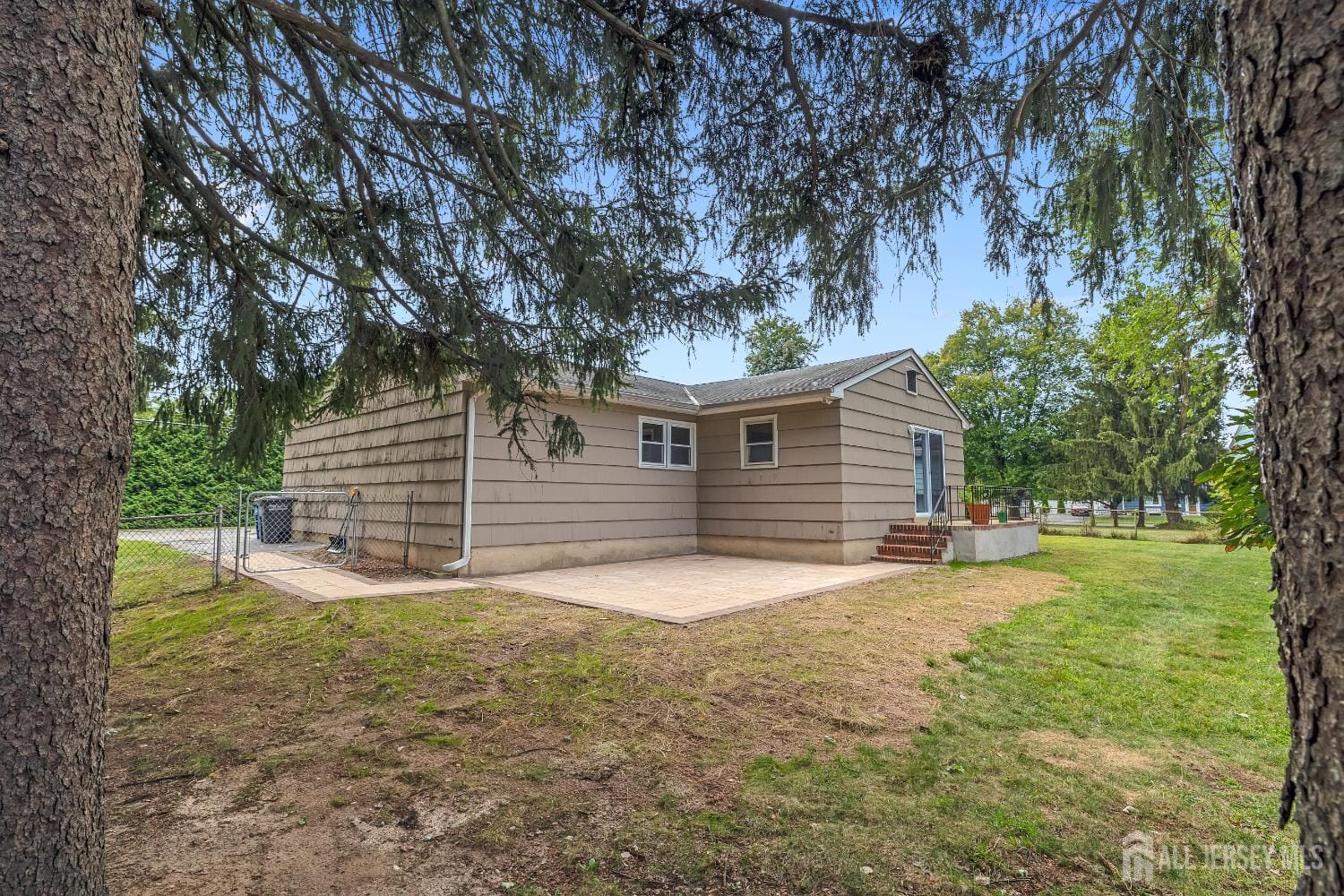 605 Oak Tree Avenue Image 5