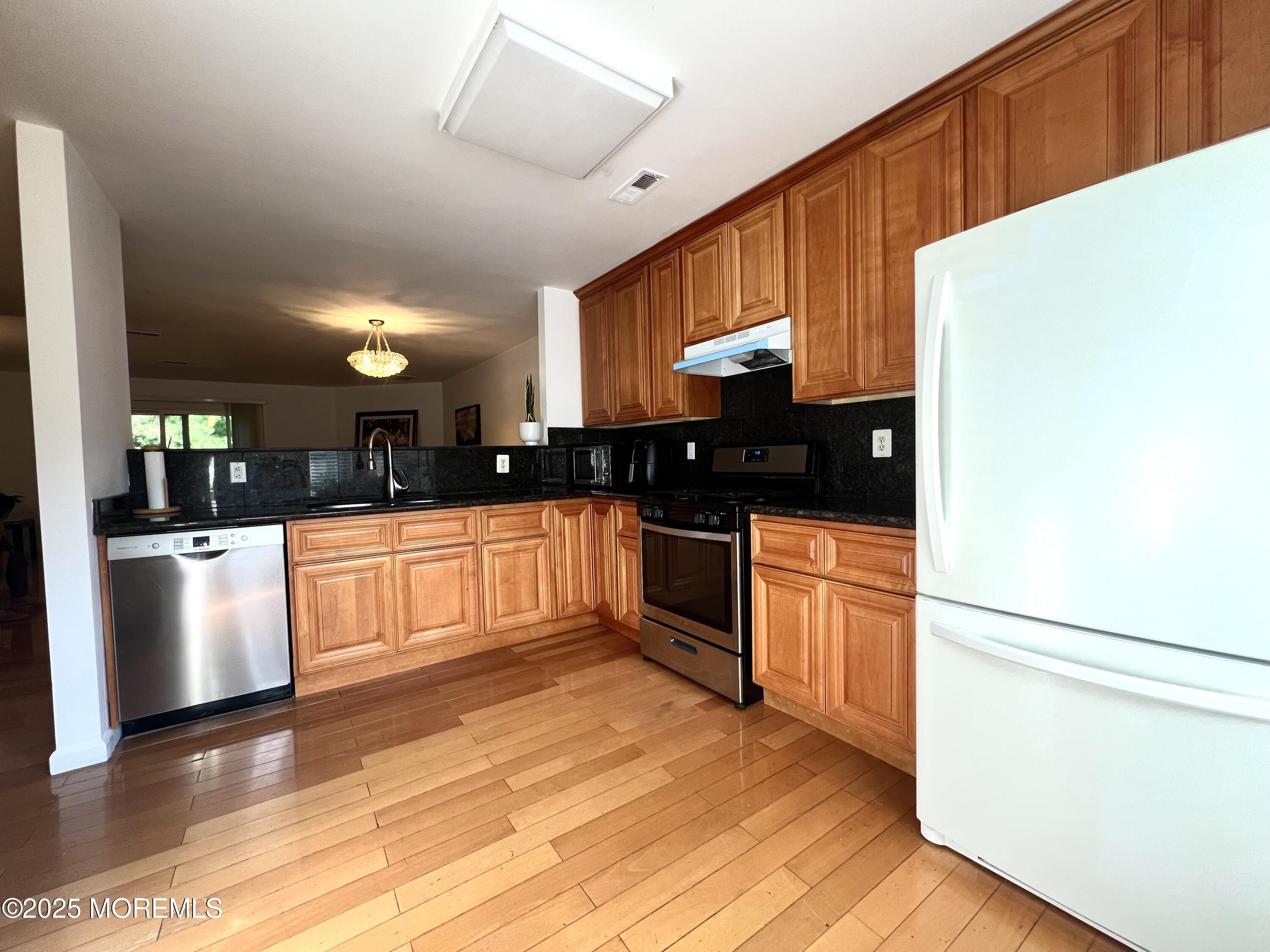 63 Lexington Court Image 4