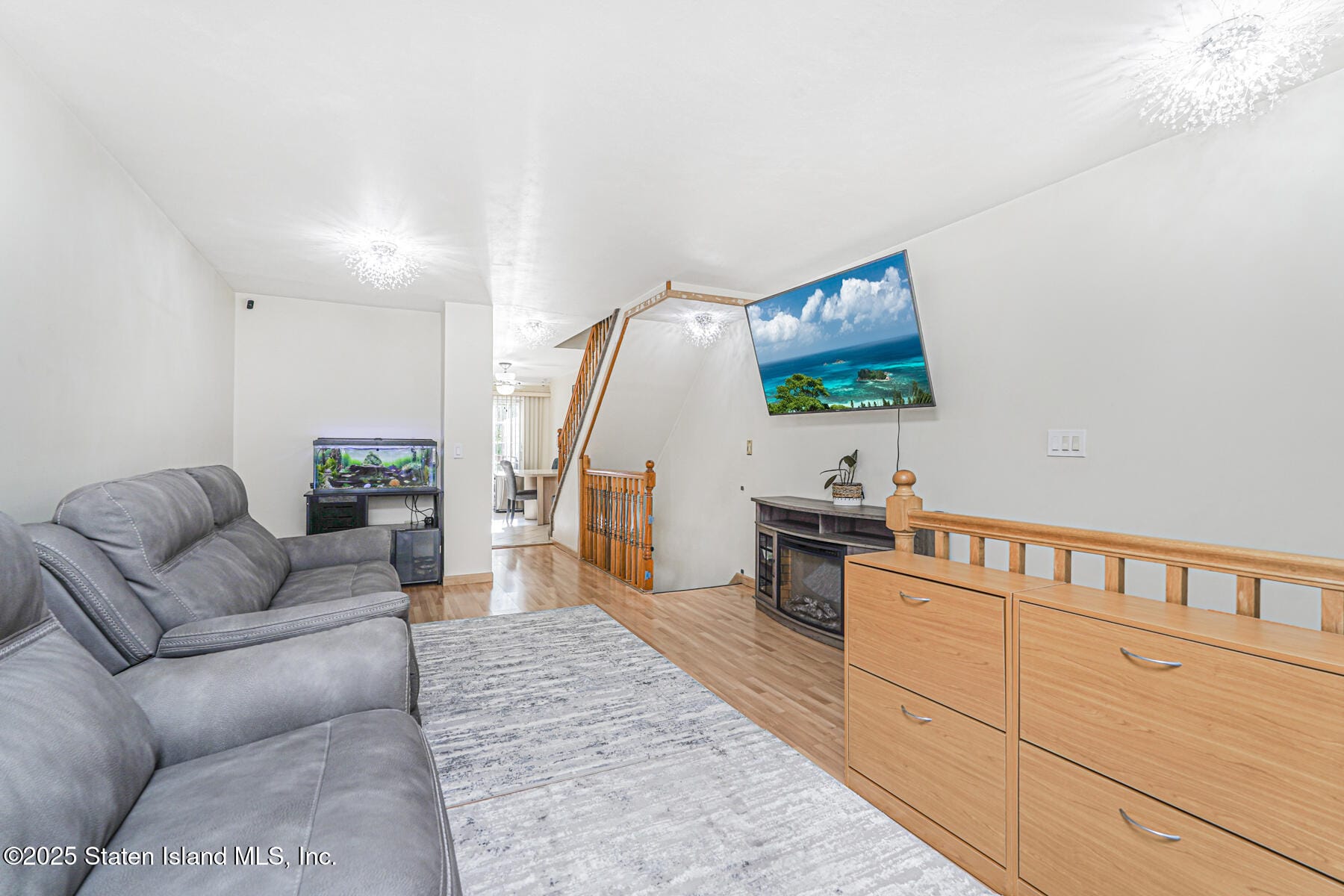 98 N Railroad Avenue Image 4
