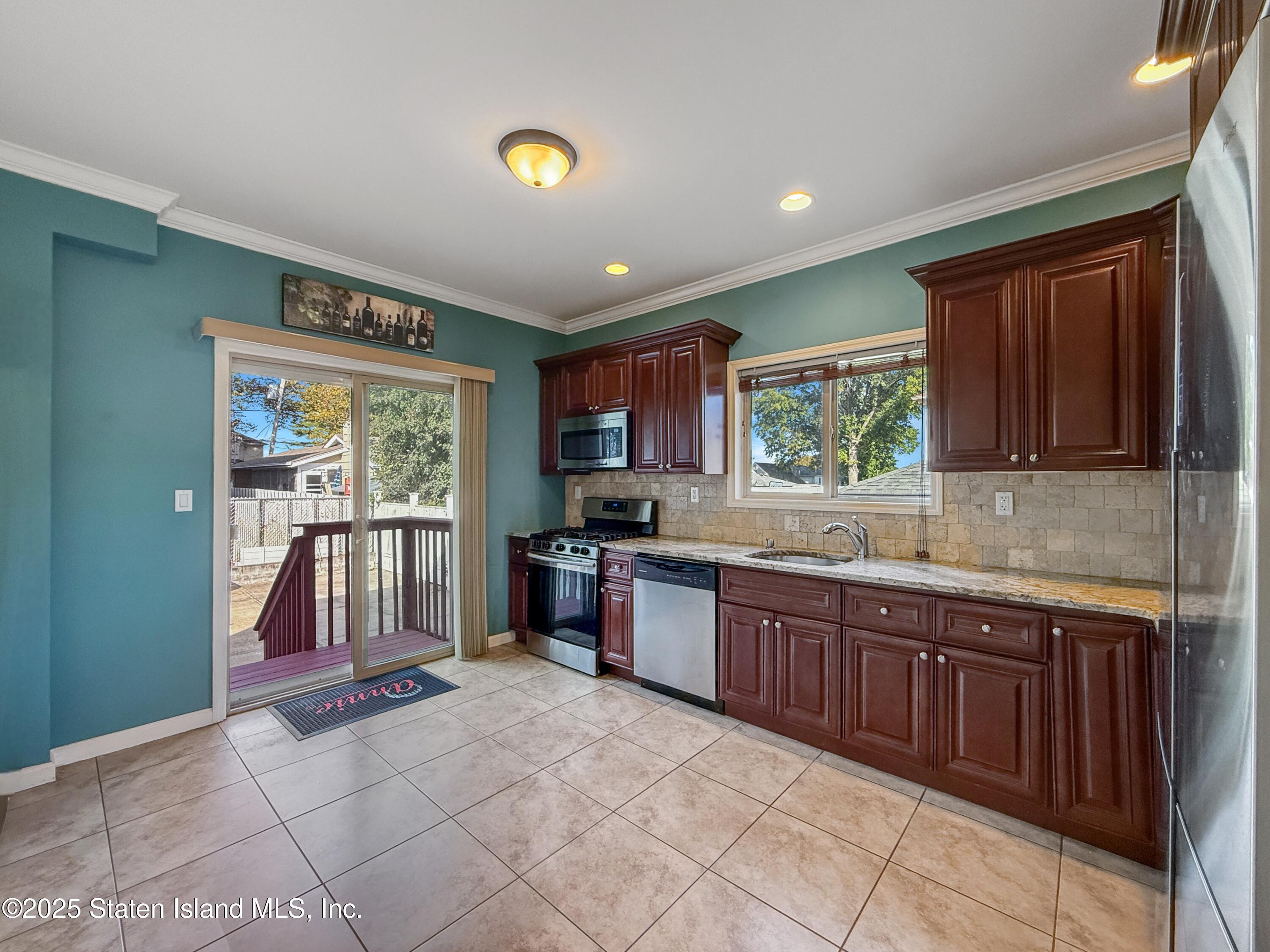 592 Woolley Avenue Image 5